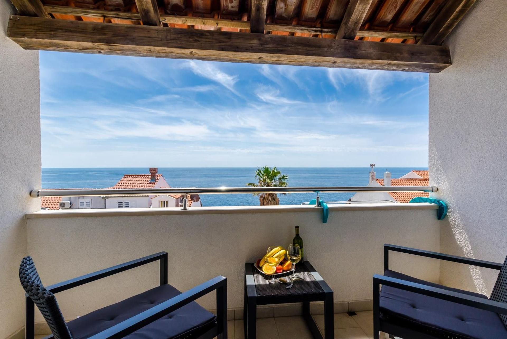 Studio Apartment with Balcony and Sea View