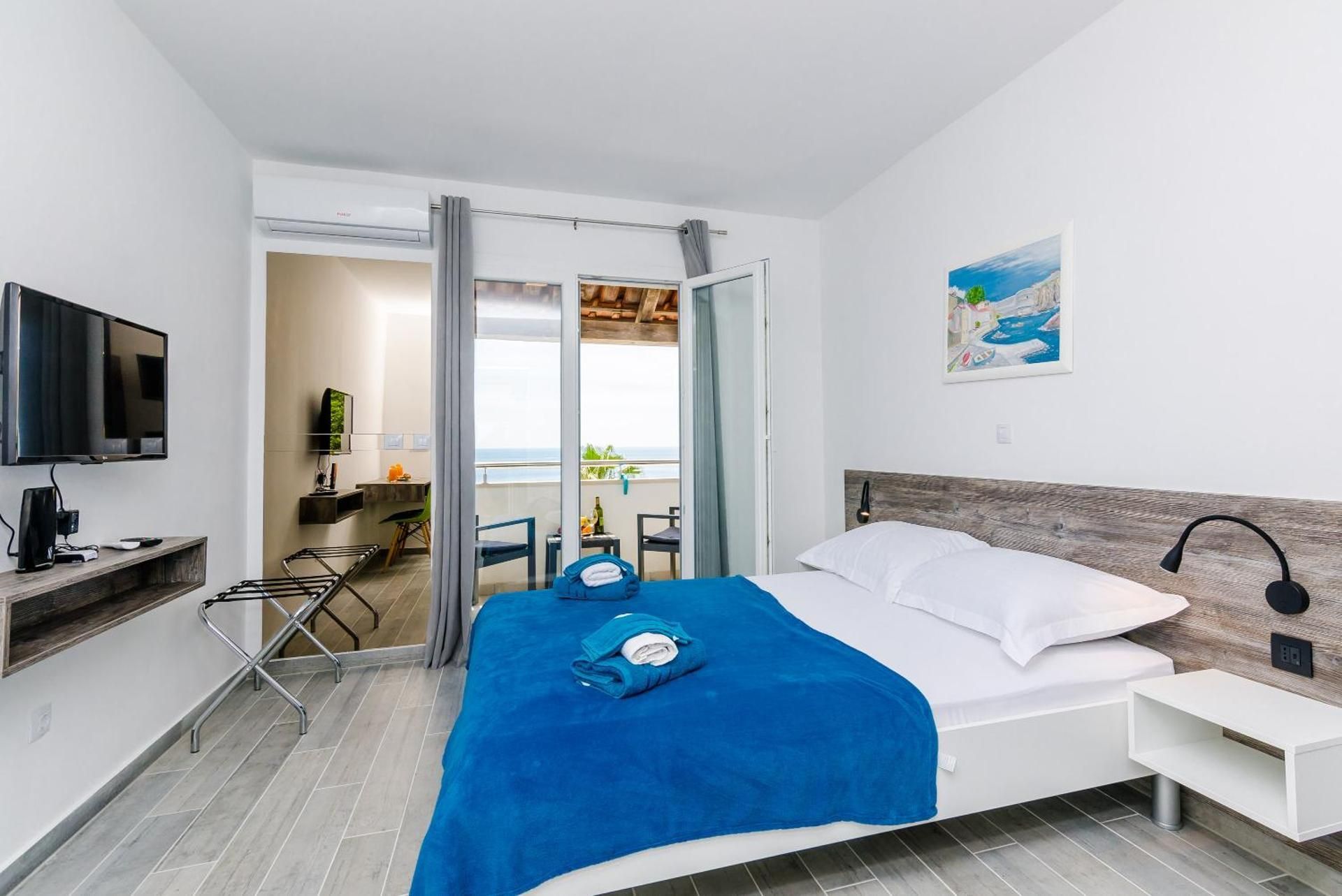 Studio Apartment with Balcony and Sea View