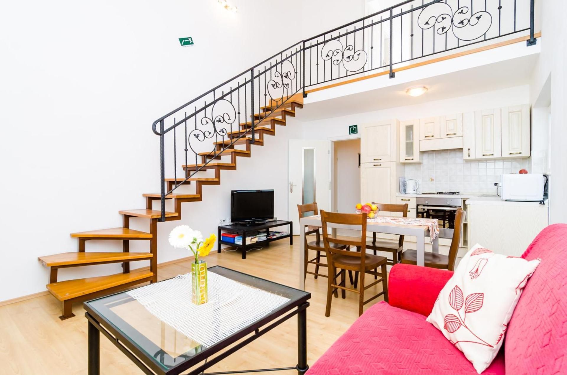 apartment - entire house or apartment