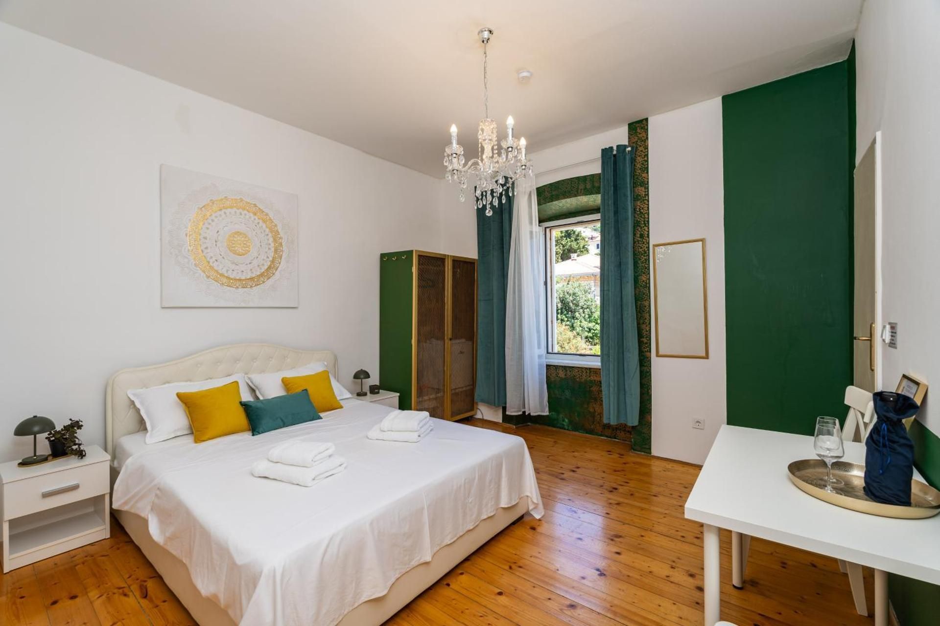 Deluxe Double Room with Side Sea View