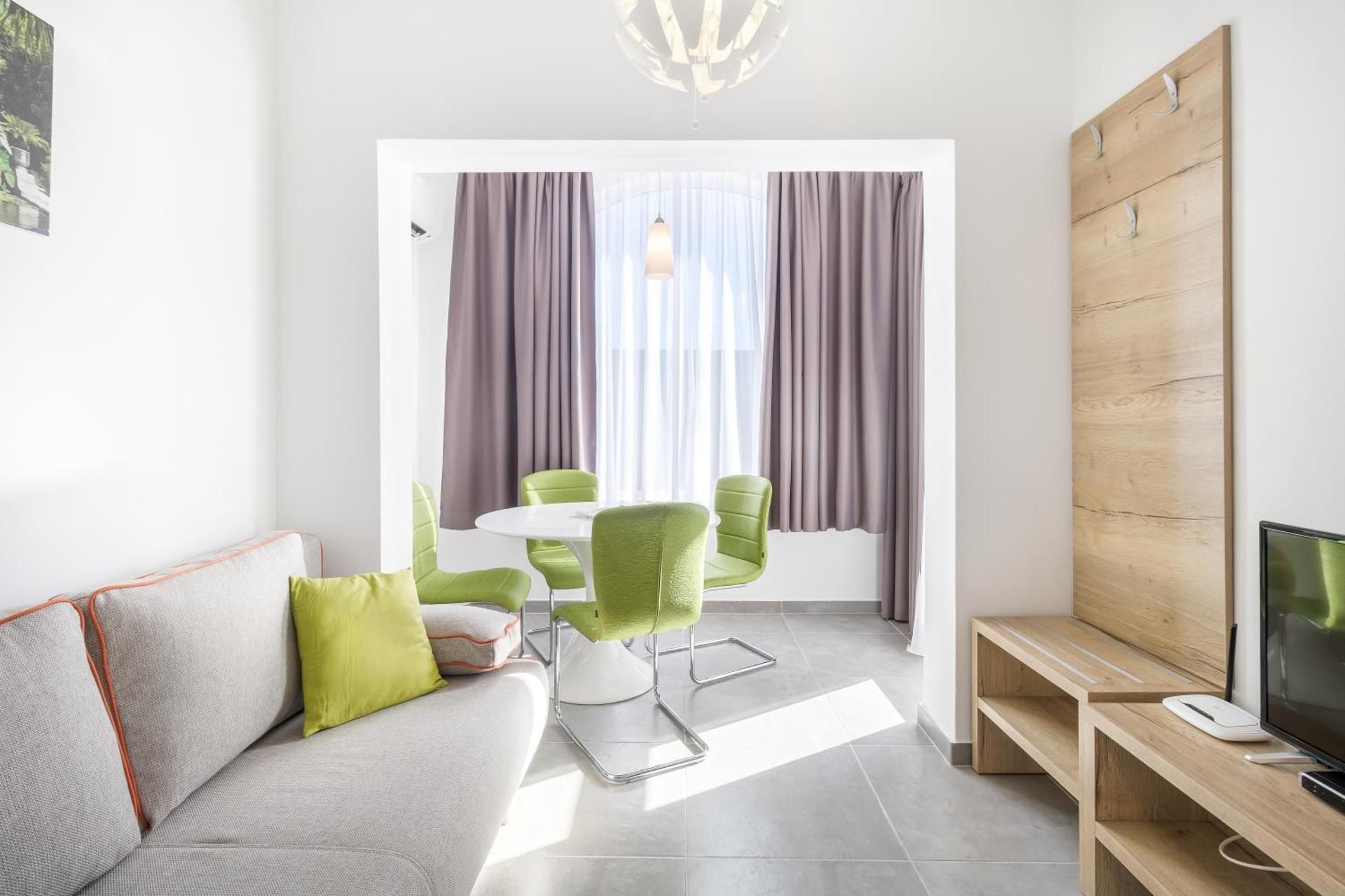 DELUXE APARTMENT