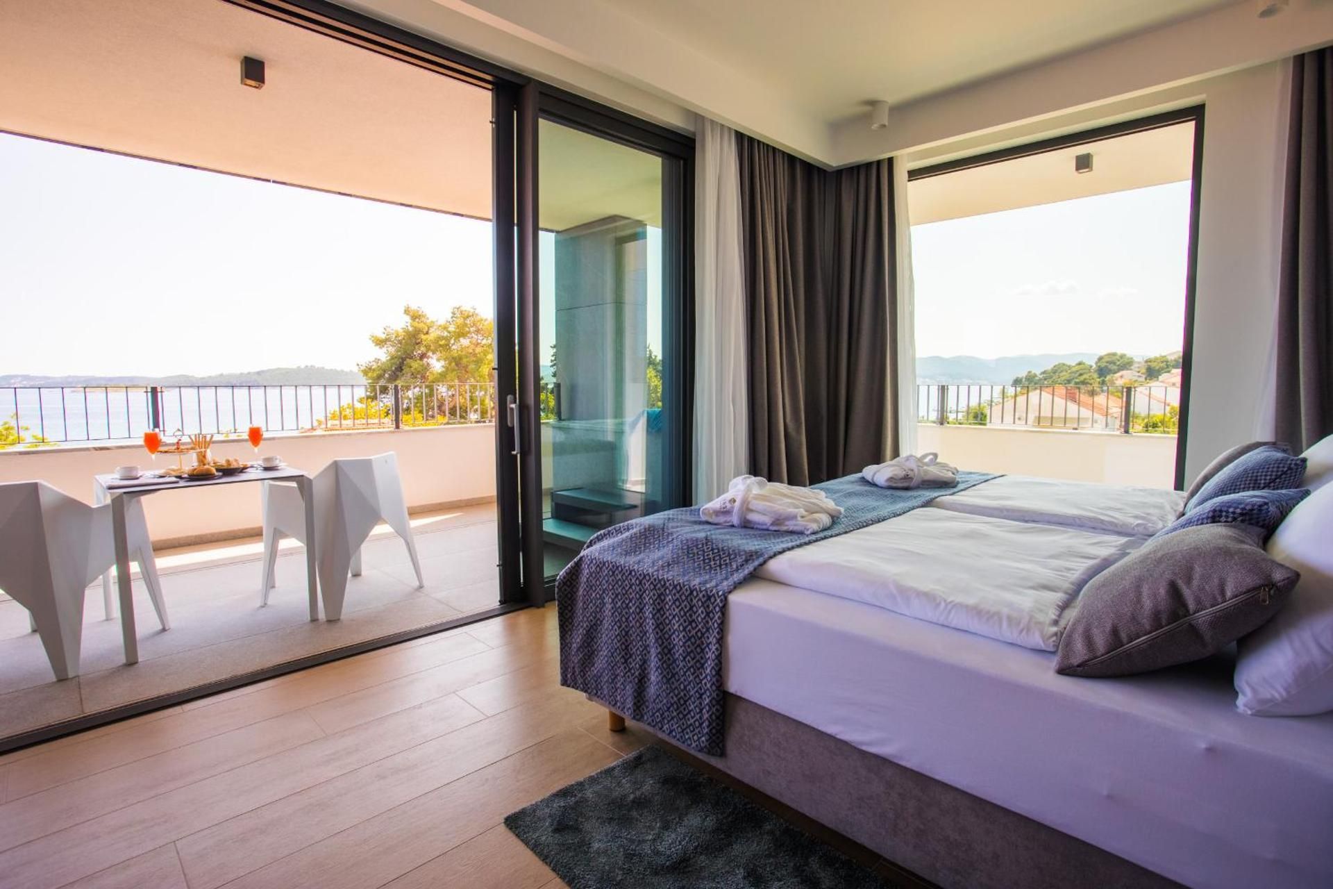 Luxury suite Crystal with balcony, sea view and private plunge pool