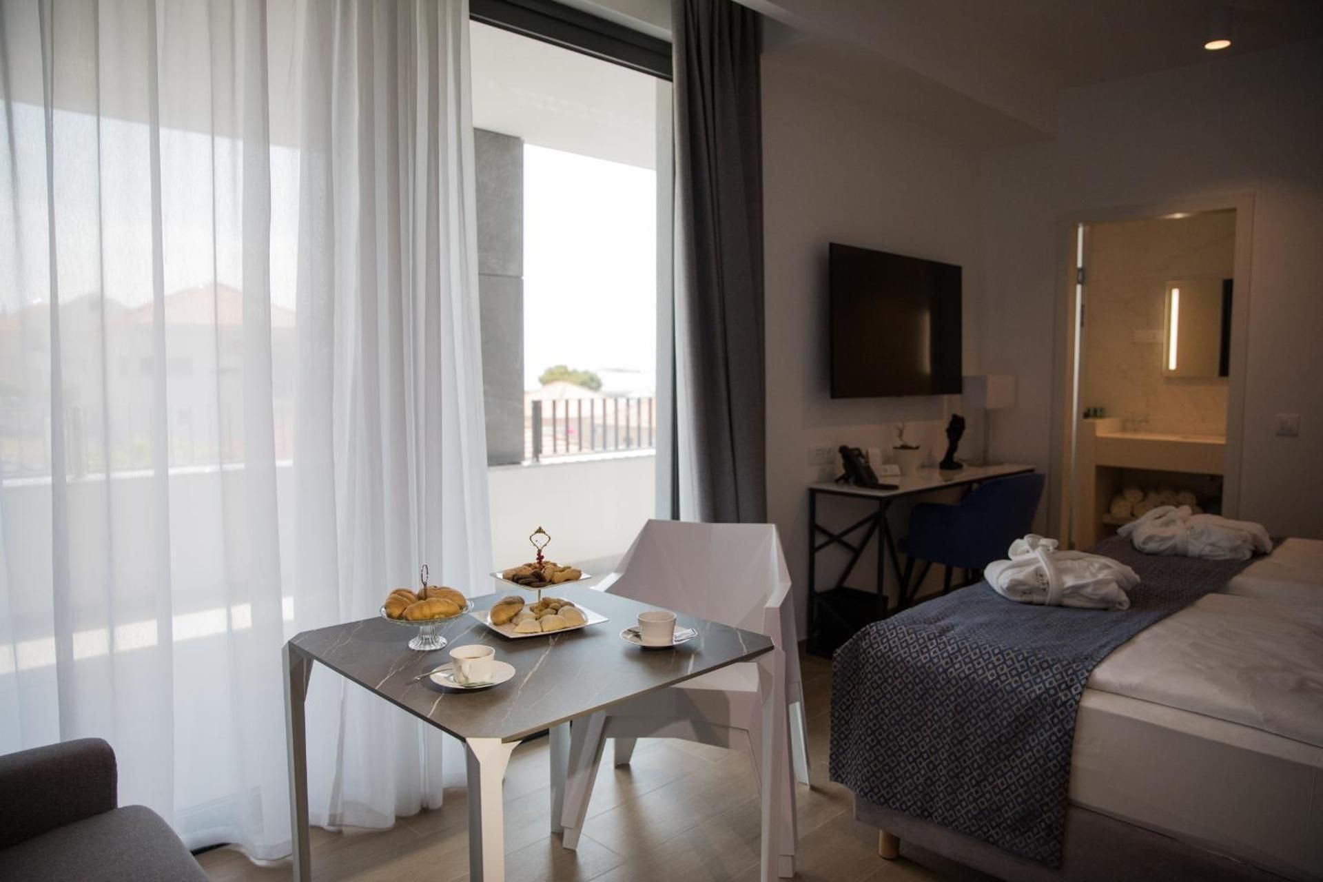 Deluxe suite Crystal with balcony and partial sea view