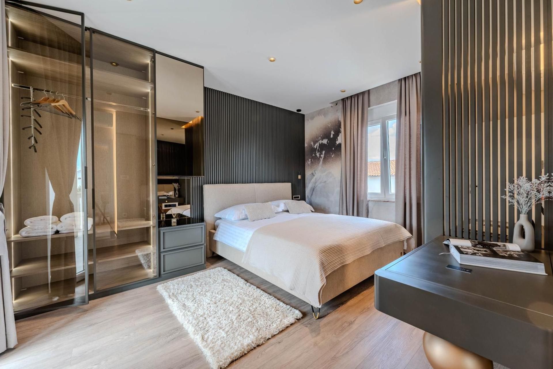 DELUXE APARTMENT