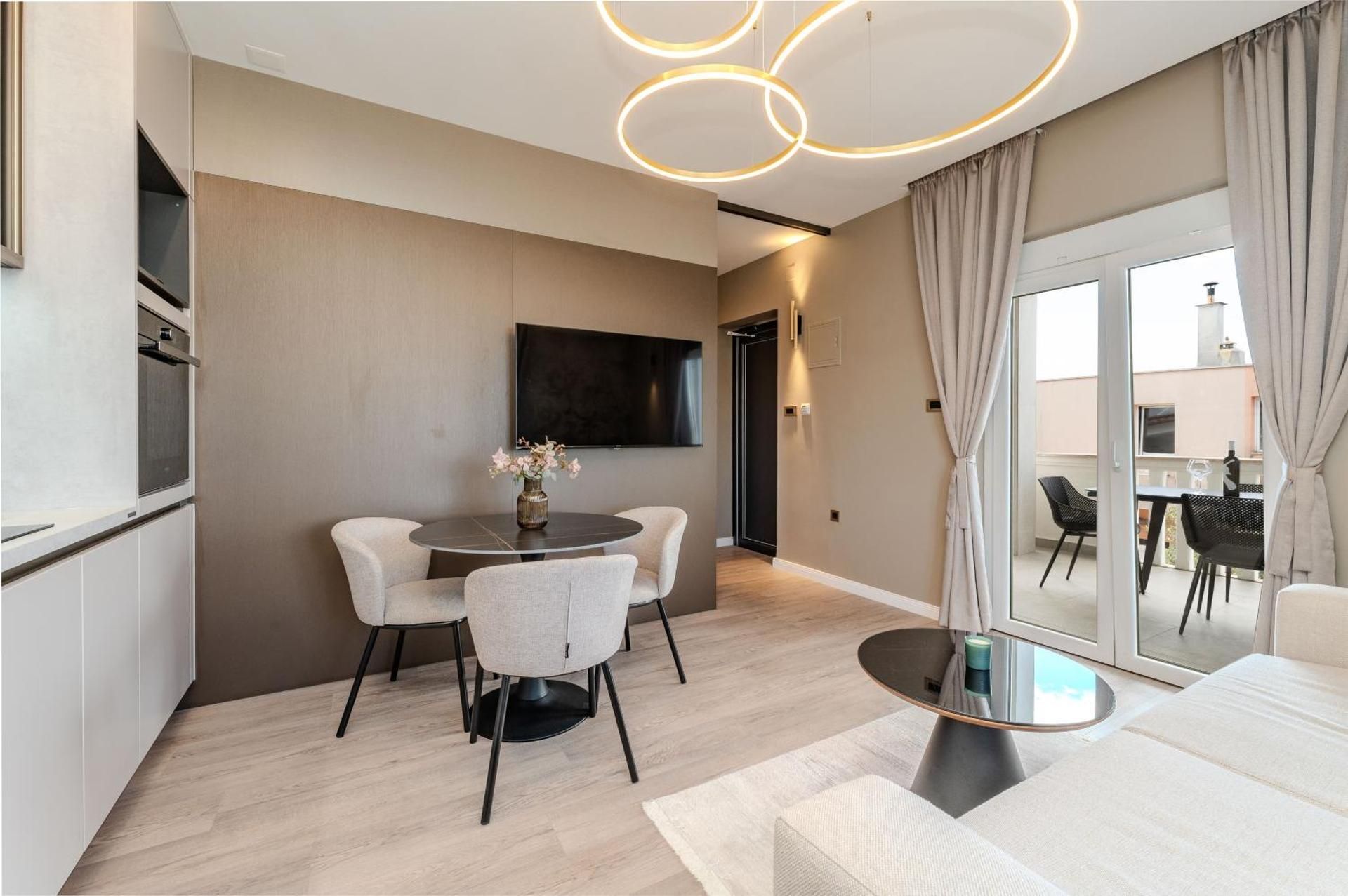 Deluxe One-Bedroom Apartment with Balcony 