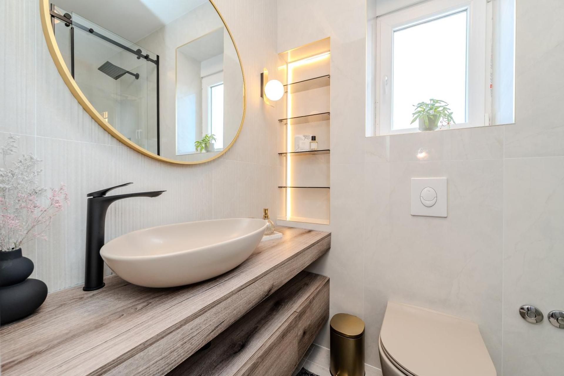 Deluxe One-Bedroom Apartment with Balcony 