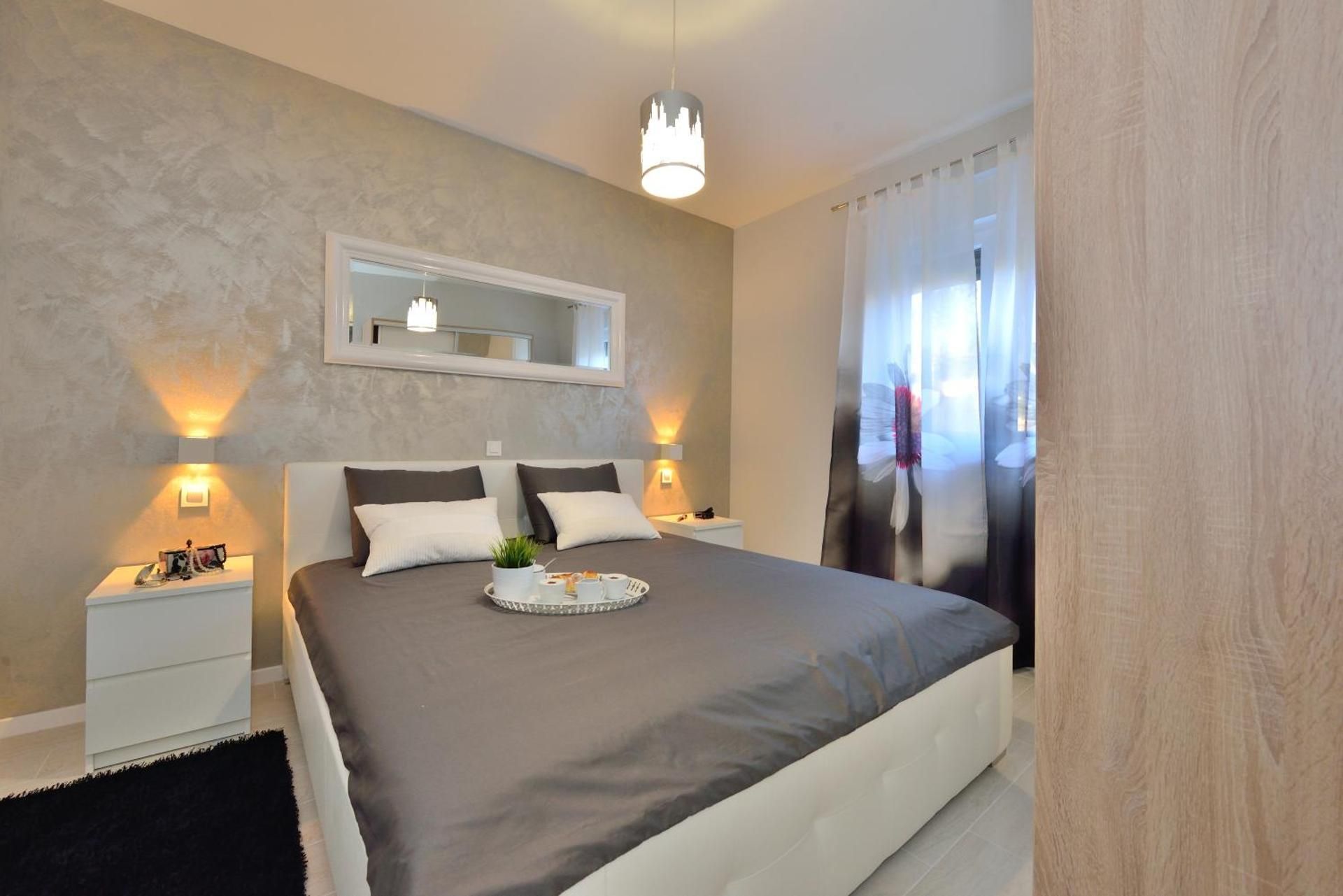 Deluxe One-Bedroom Apartment