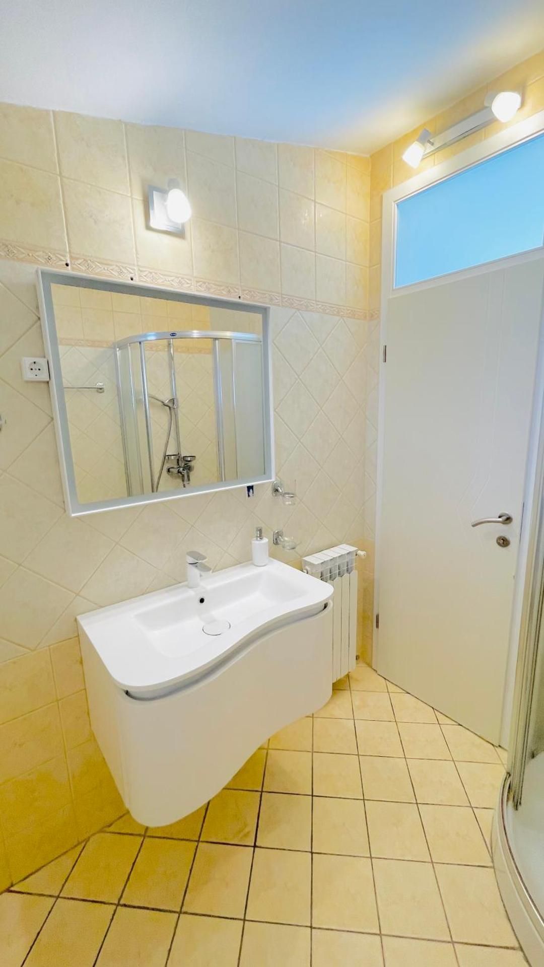 Comfort Two-Bedroom Apartment with Balcony and Sea View