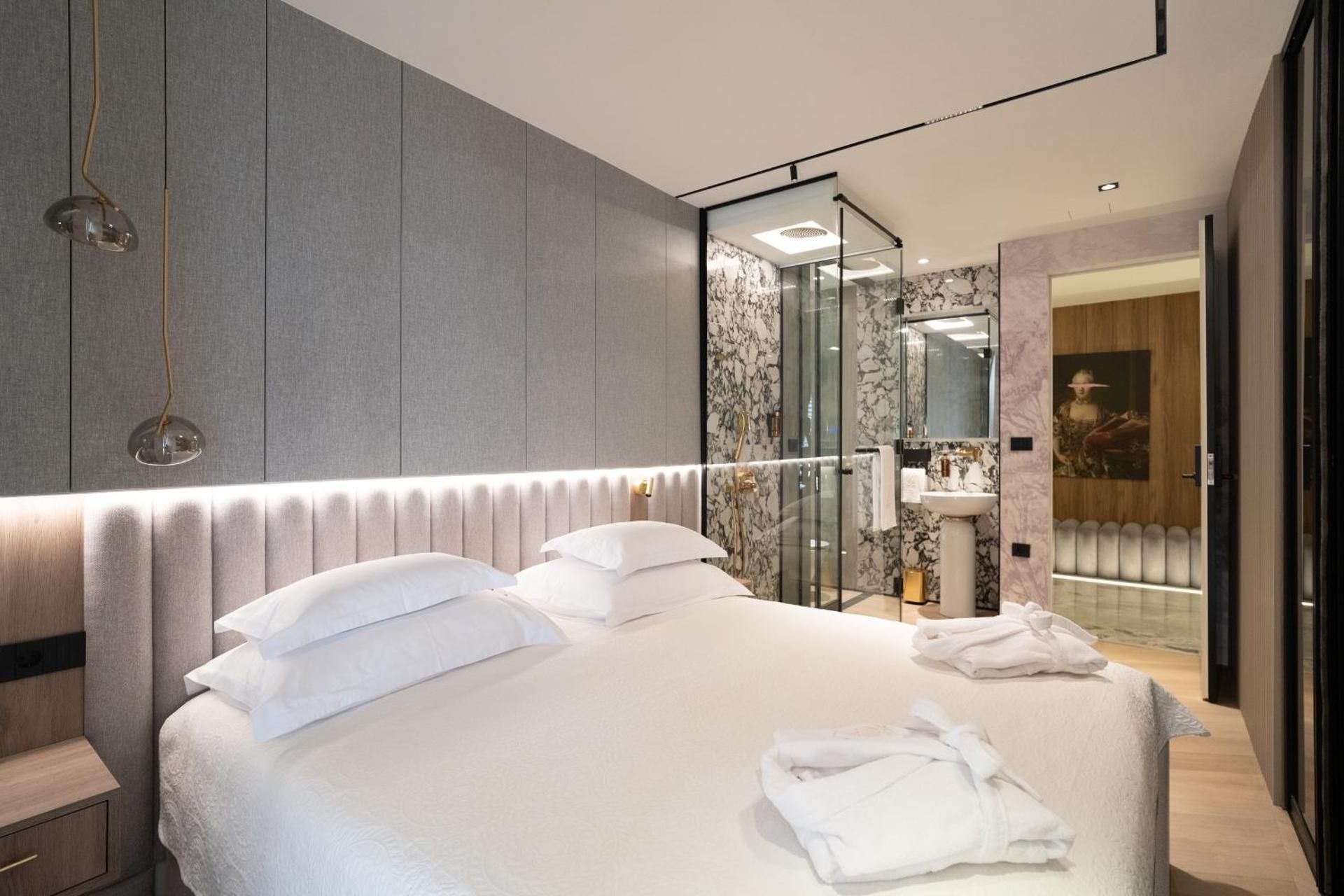 Deluxe Double Room with Side Sea View