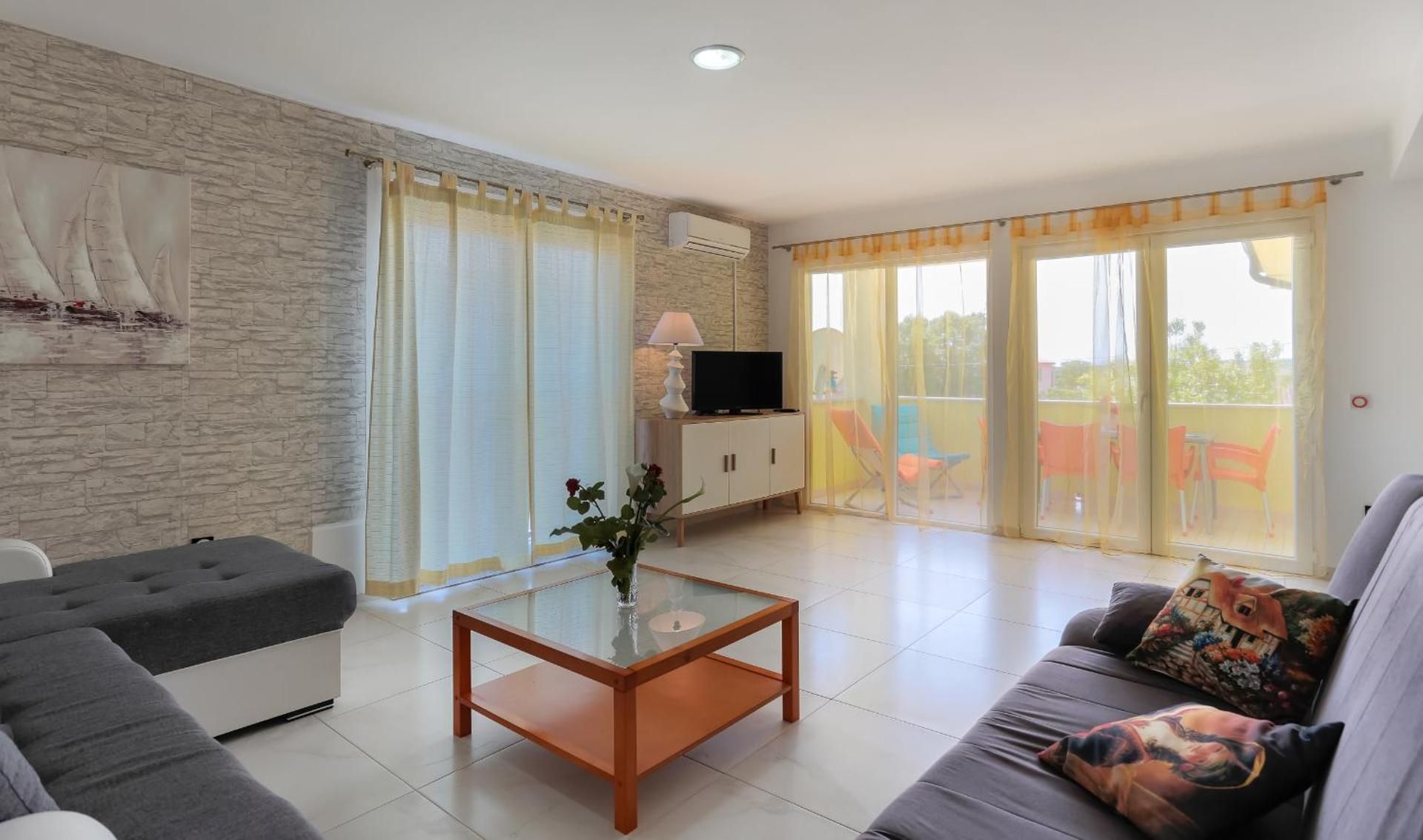 Apartment with Pool View 