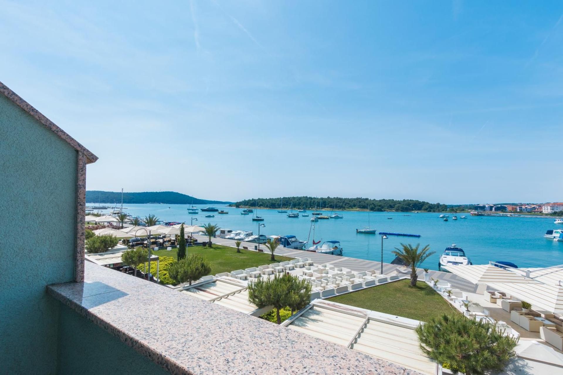 One-Bedroom Apartment - Sea Side