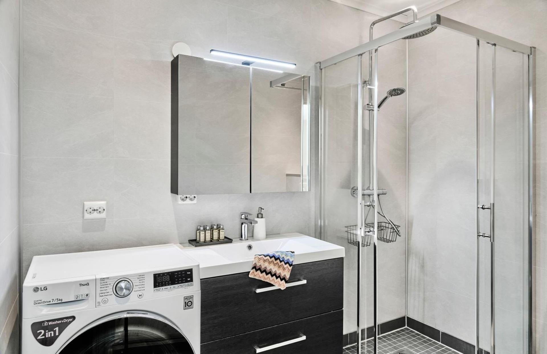 DELUXE APARTMENT