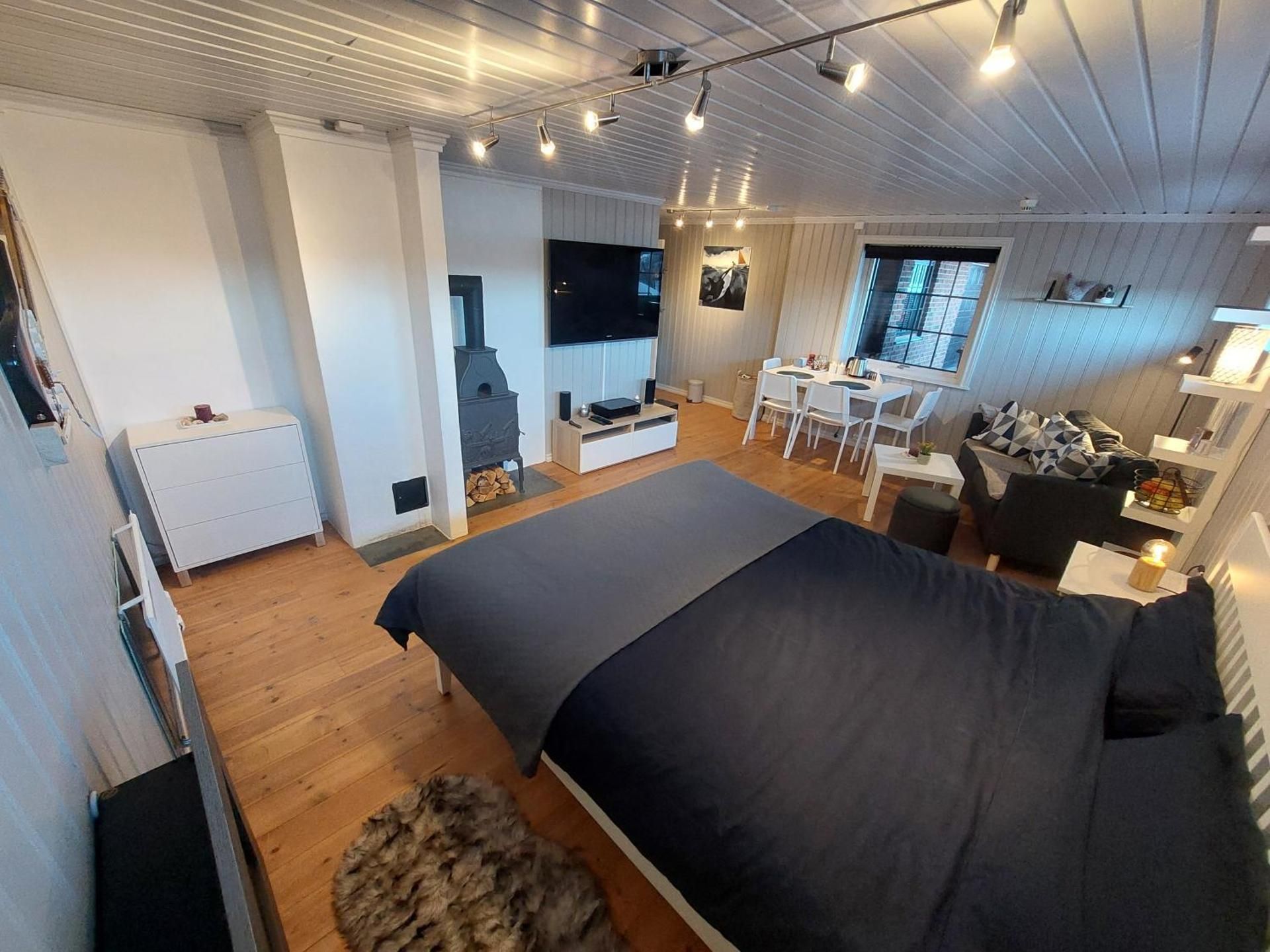 Apartment with Mountain View