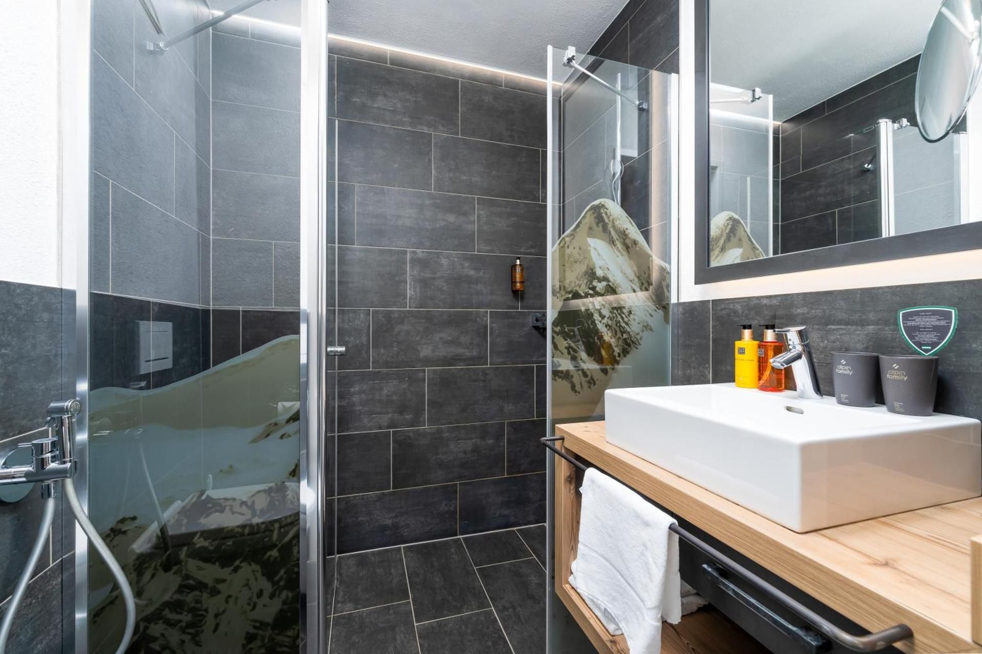 One-Bedroom Suite with Mountain View