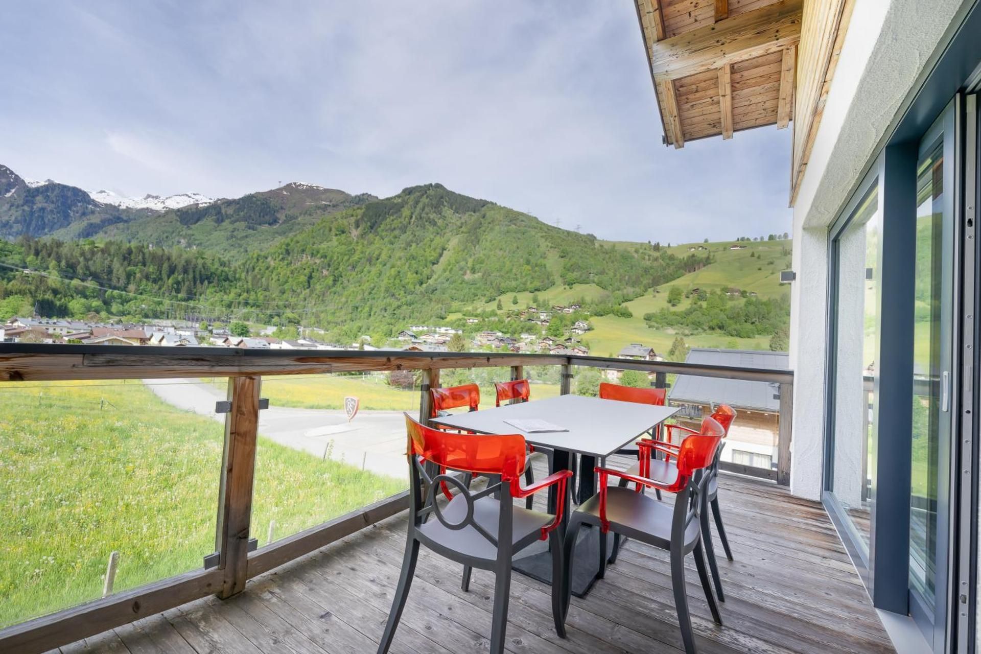 One-Bedroom Suite with Mountain View