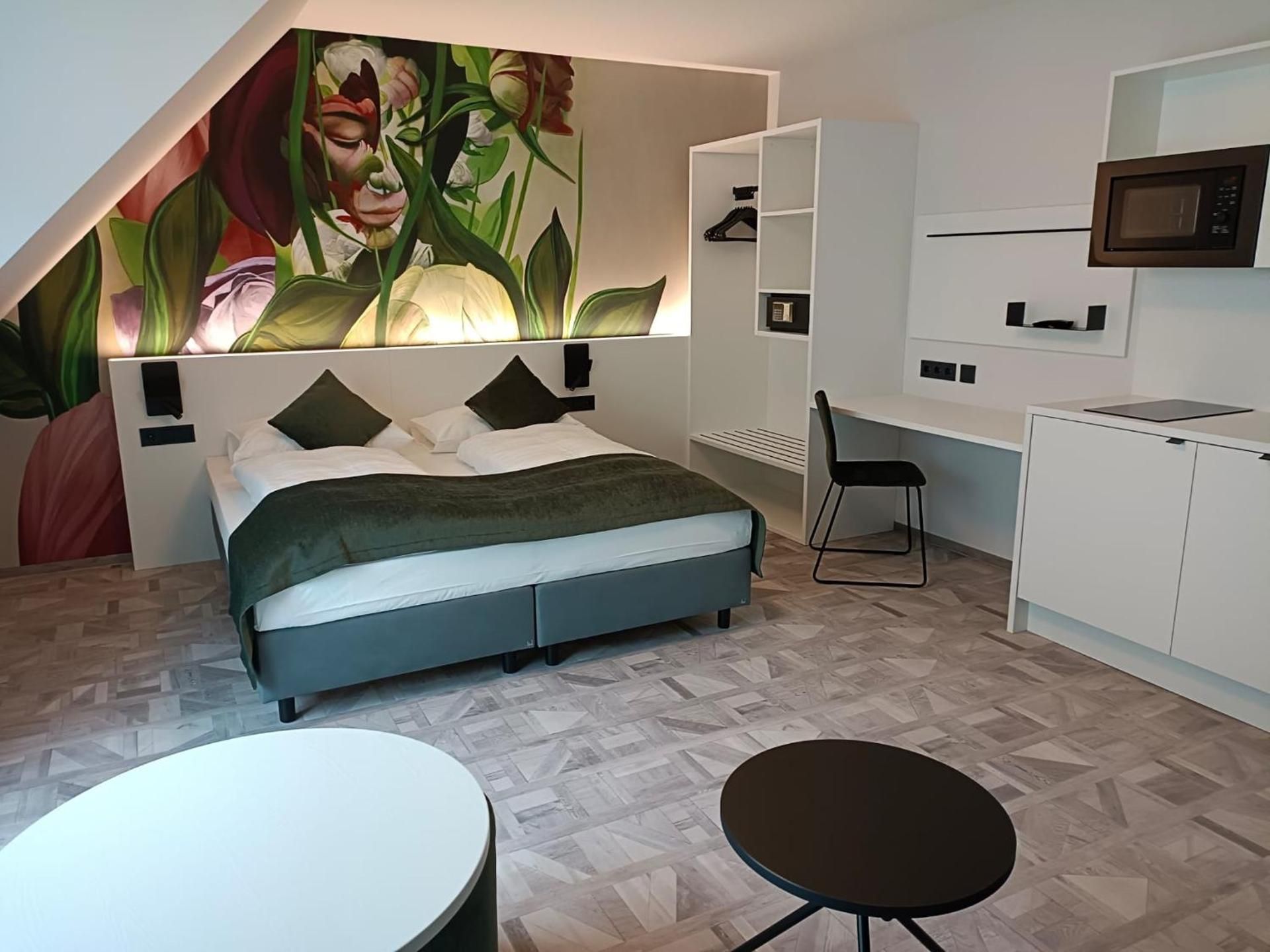 King Studio with Sofa Bed