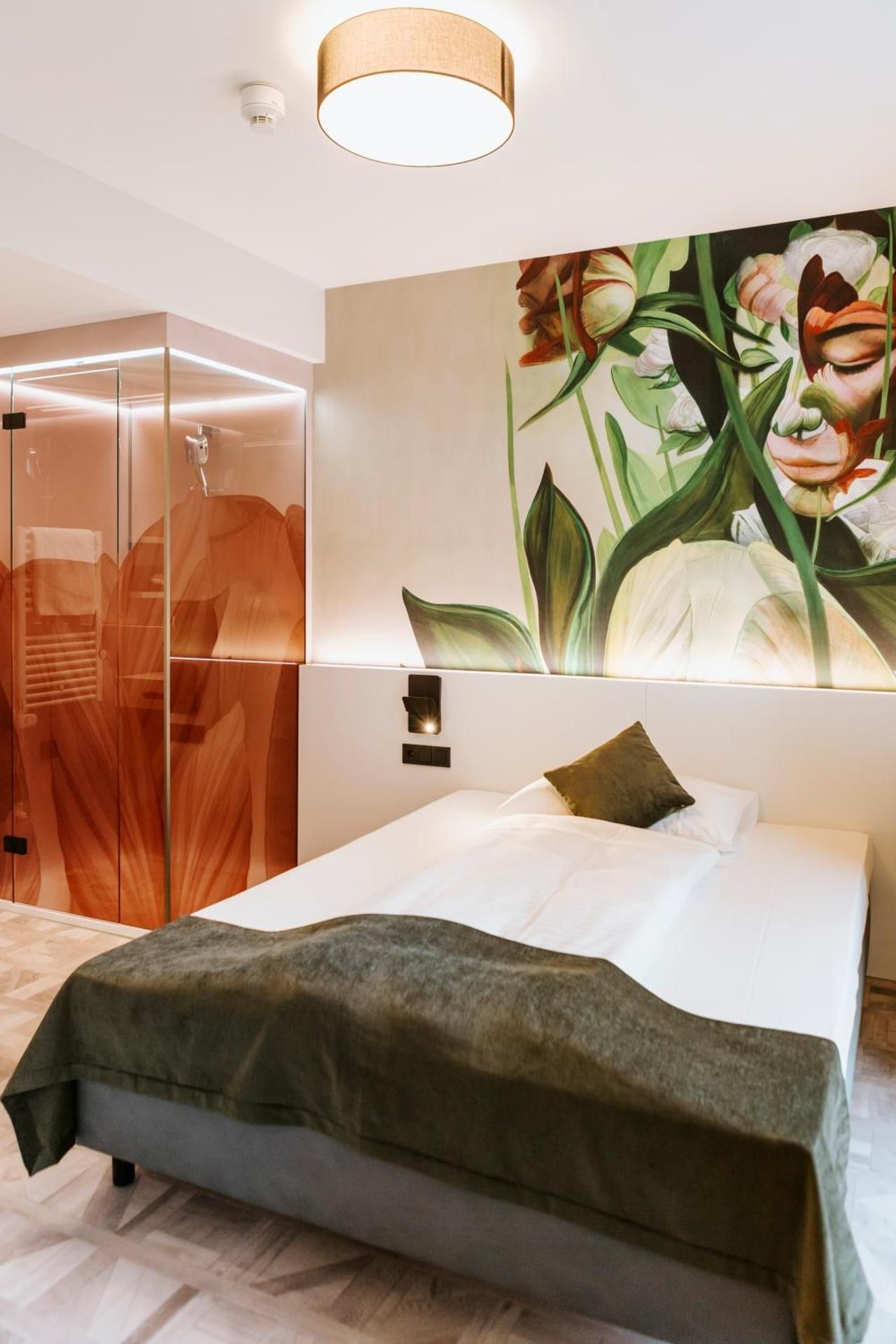 Double Room 5.2 ft Bed
