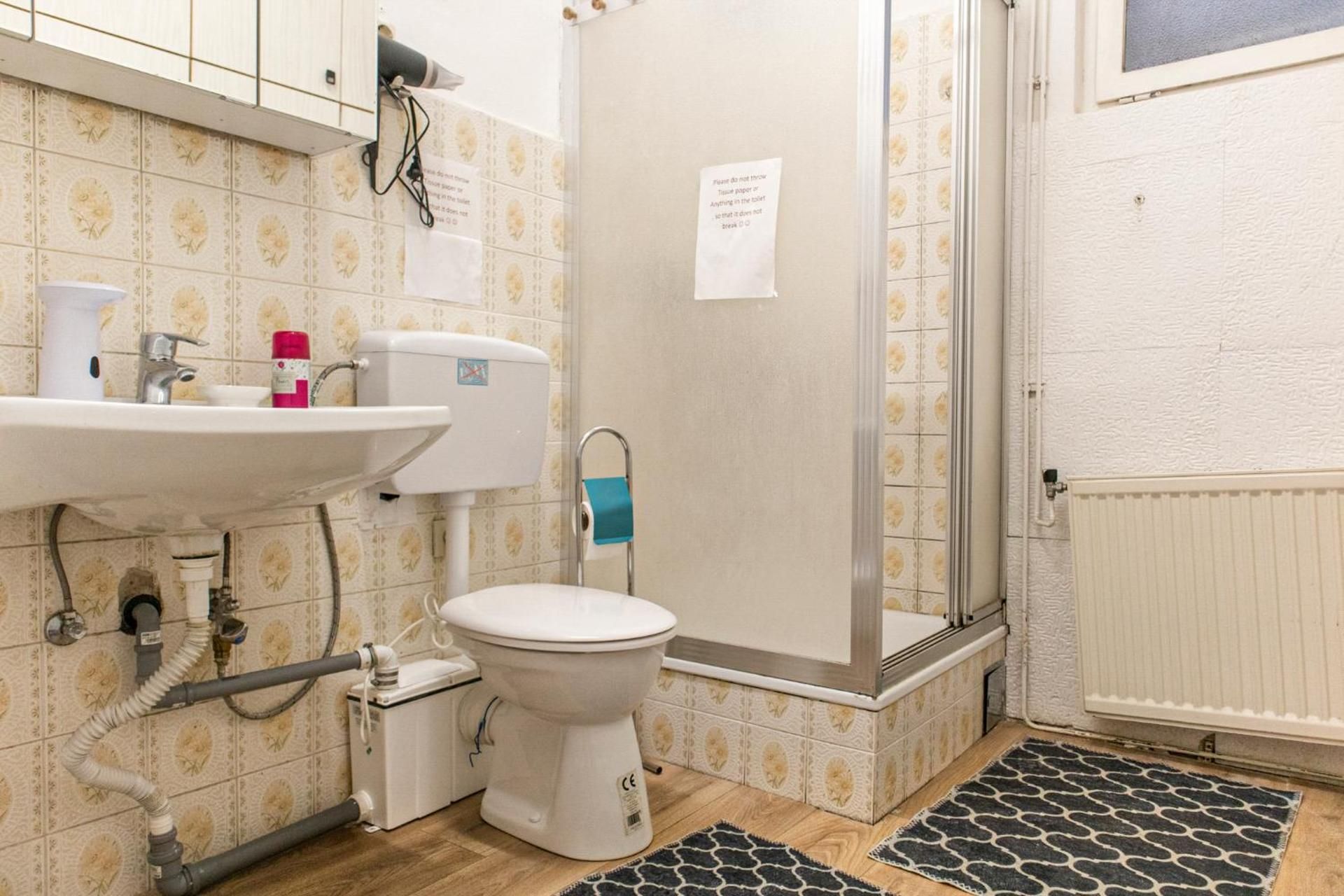 Convenient Shared Apartment - near Danube & Millenium Tower Double Room with Shared Bathroom