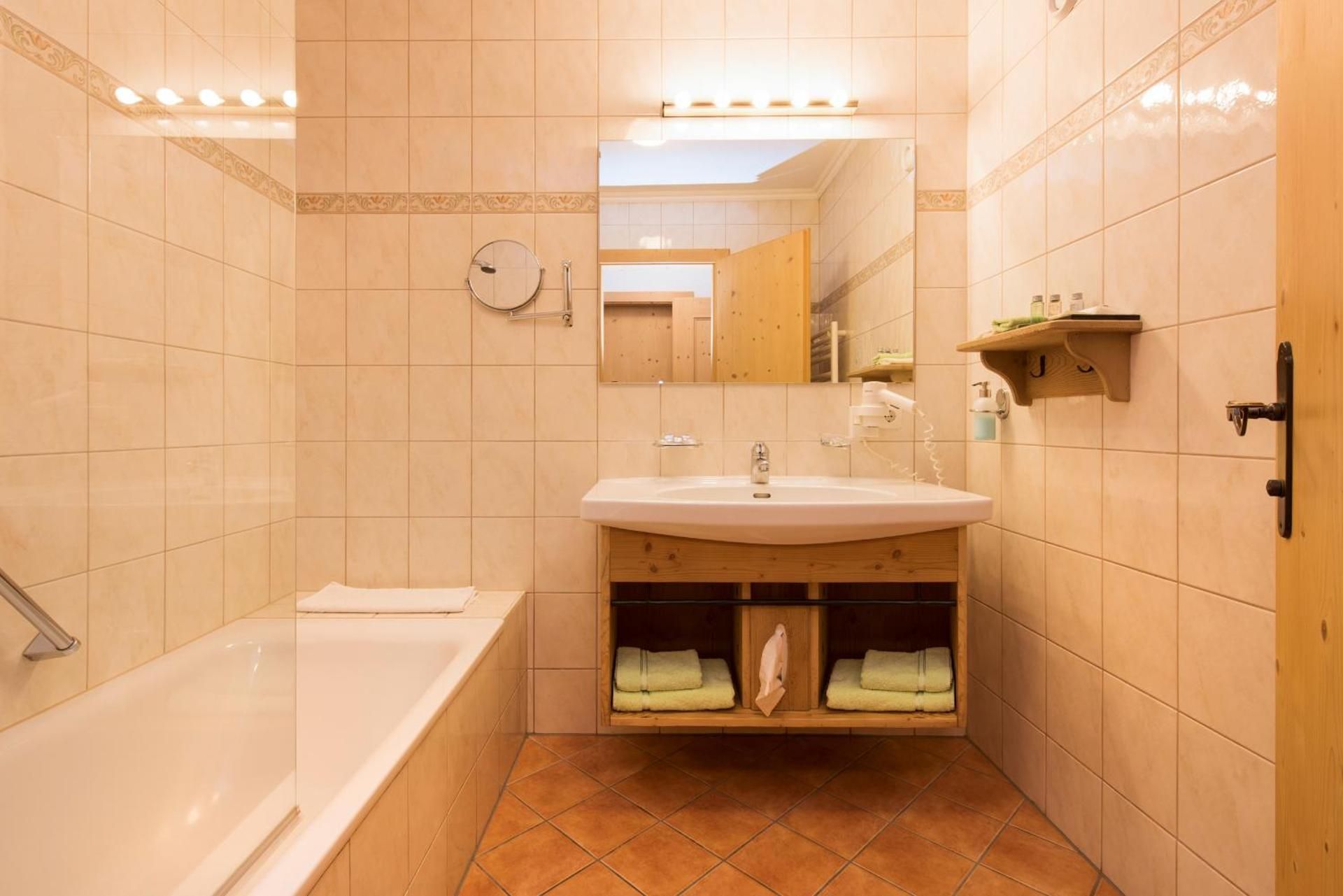 Deluxe Double Room (2 Adults + 1 Child)