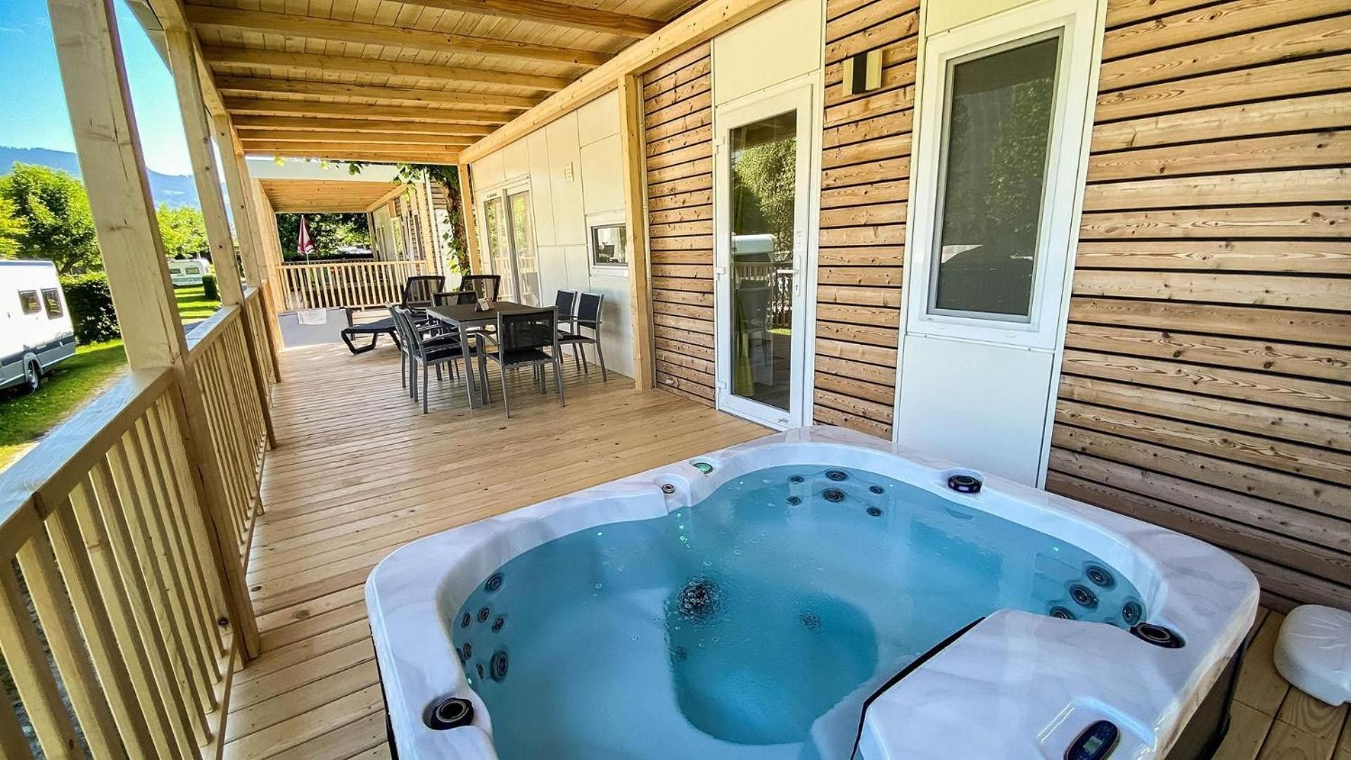 Cottage Whirlpool 4