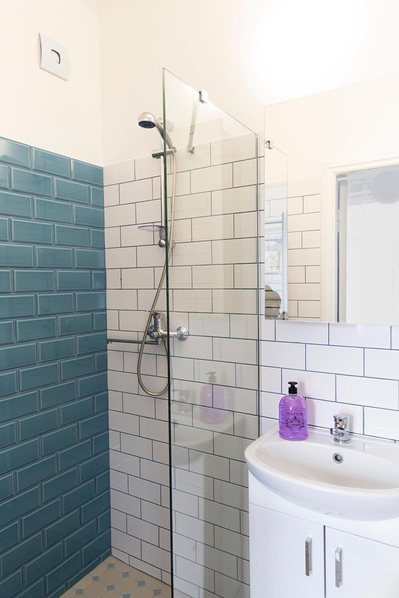 Vintage Apartments , Free parking , Self check-in Deluxe One-Bedroom Apartment 2