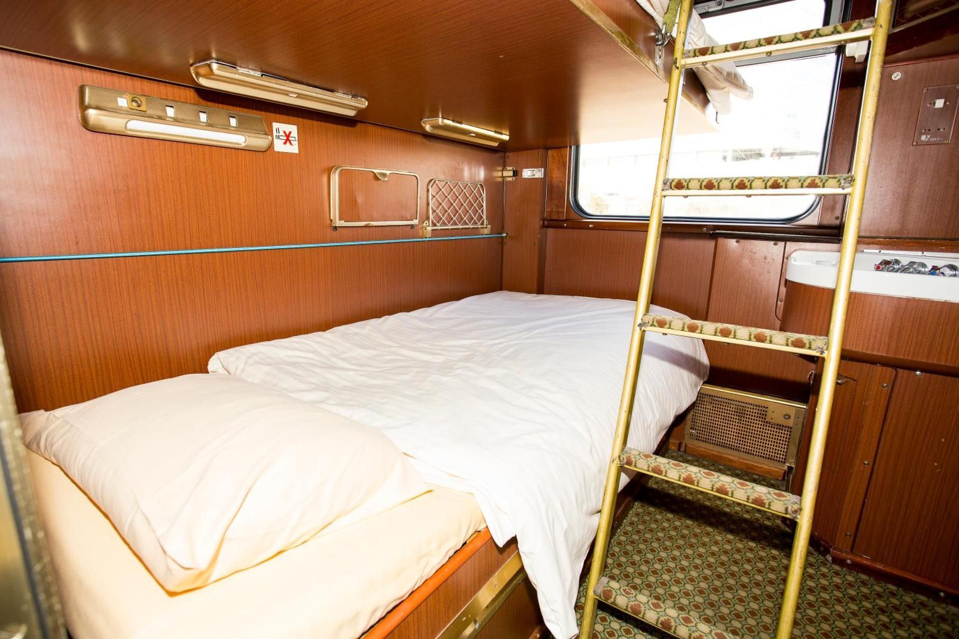 Train Lodge Amsterdam Triple Compartment with Shared Bathroom 2