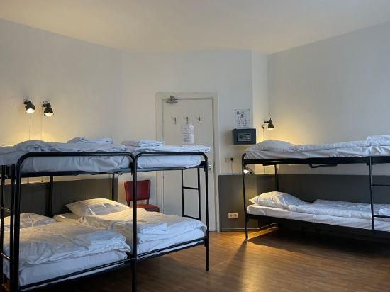 8-People Room - Shared Bathroom