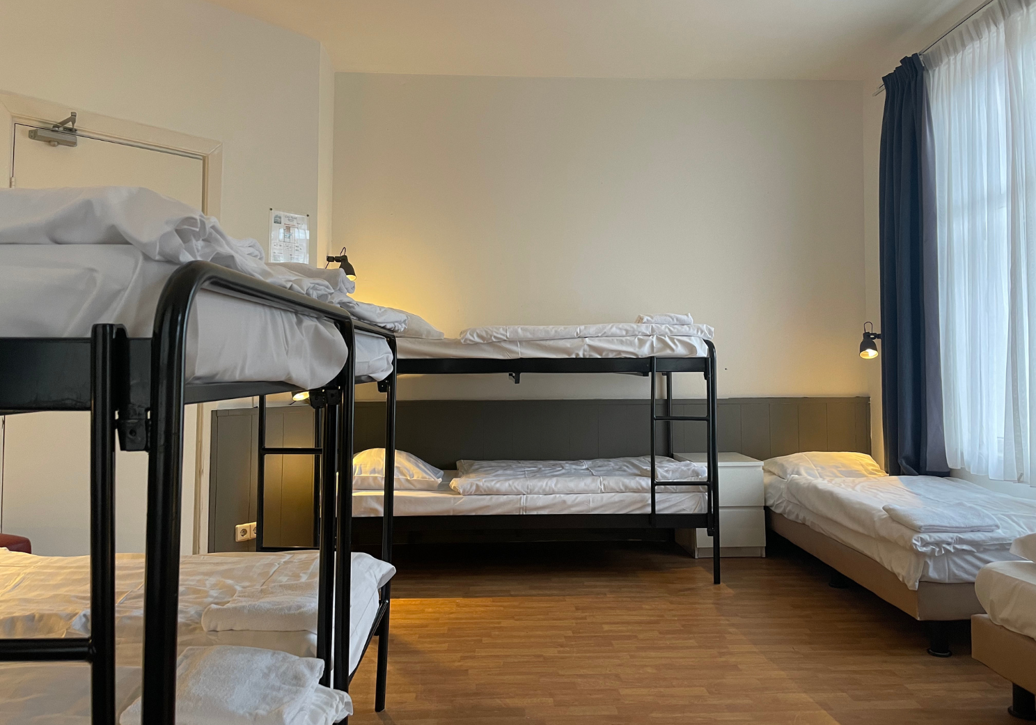8 People Room