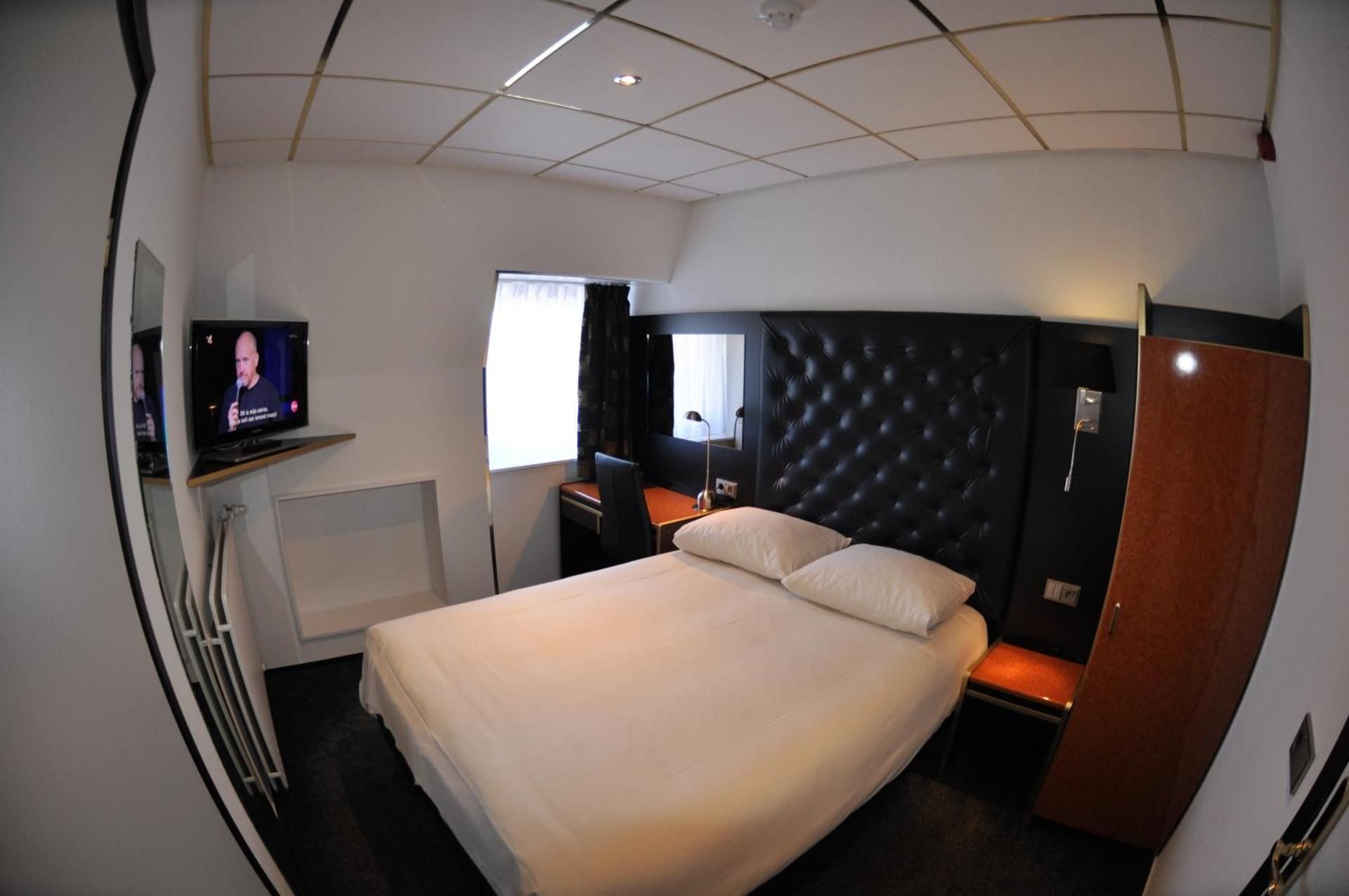 Small Double Room with Shower 