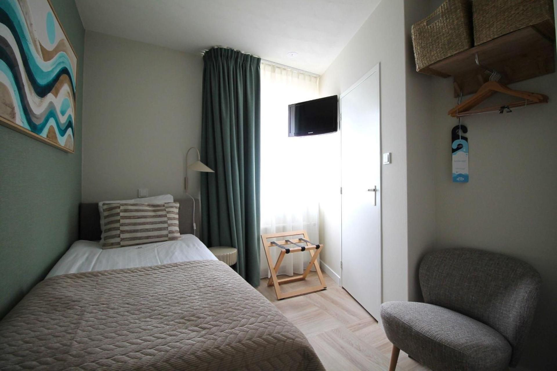 Single Room with Walk-In Shower - Non-Smoking