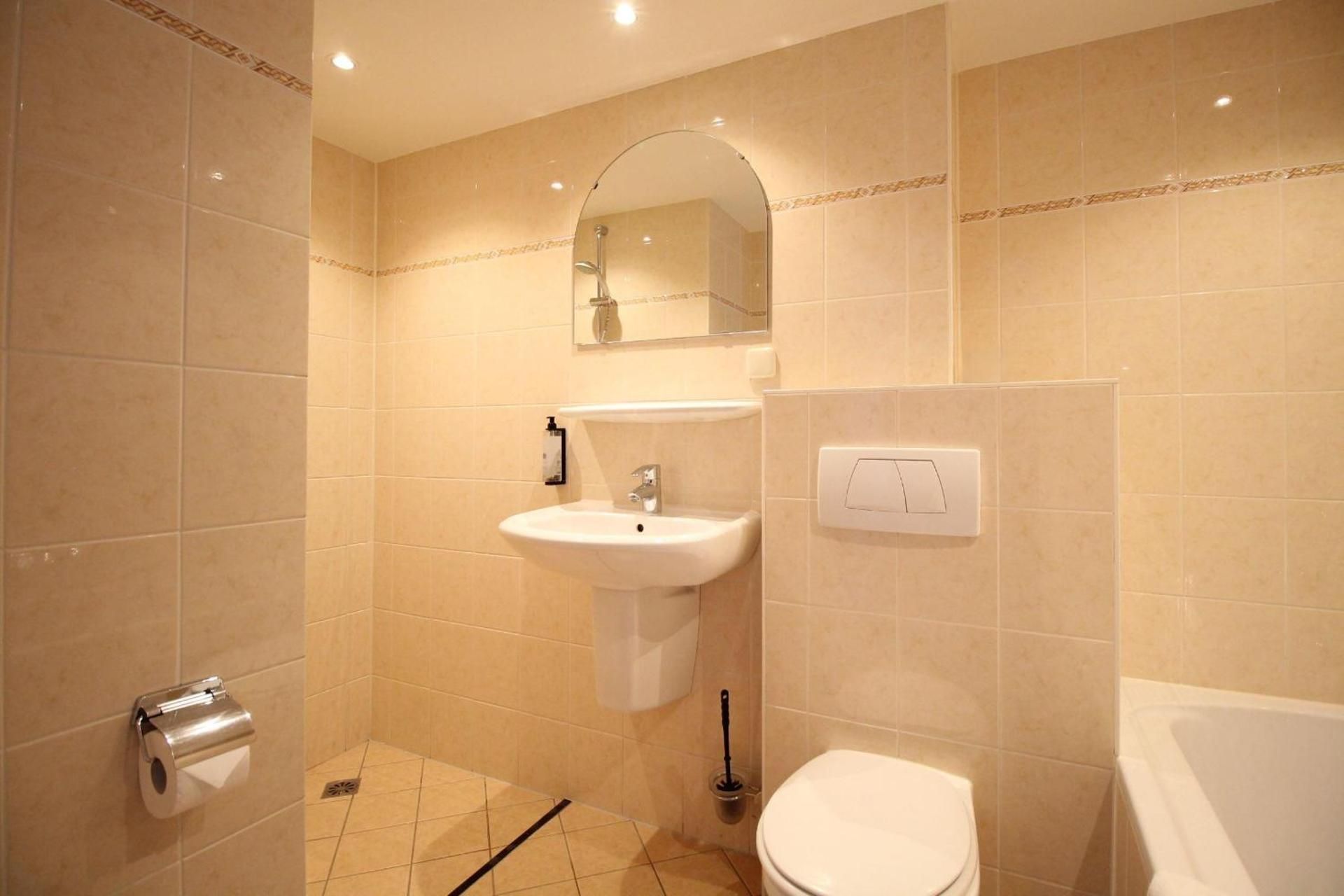 Two-Room Apartment with One Double and One Bunk Bed, City View and Walk-In Shower - Non-Smoking