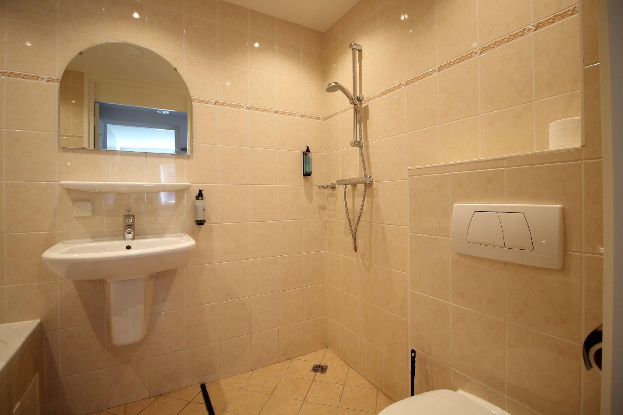 APARTMENT - 1 DOUBLE BED 1 BUNKBED,NON SMOKING,2 ROOMS, CITY VIEW