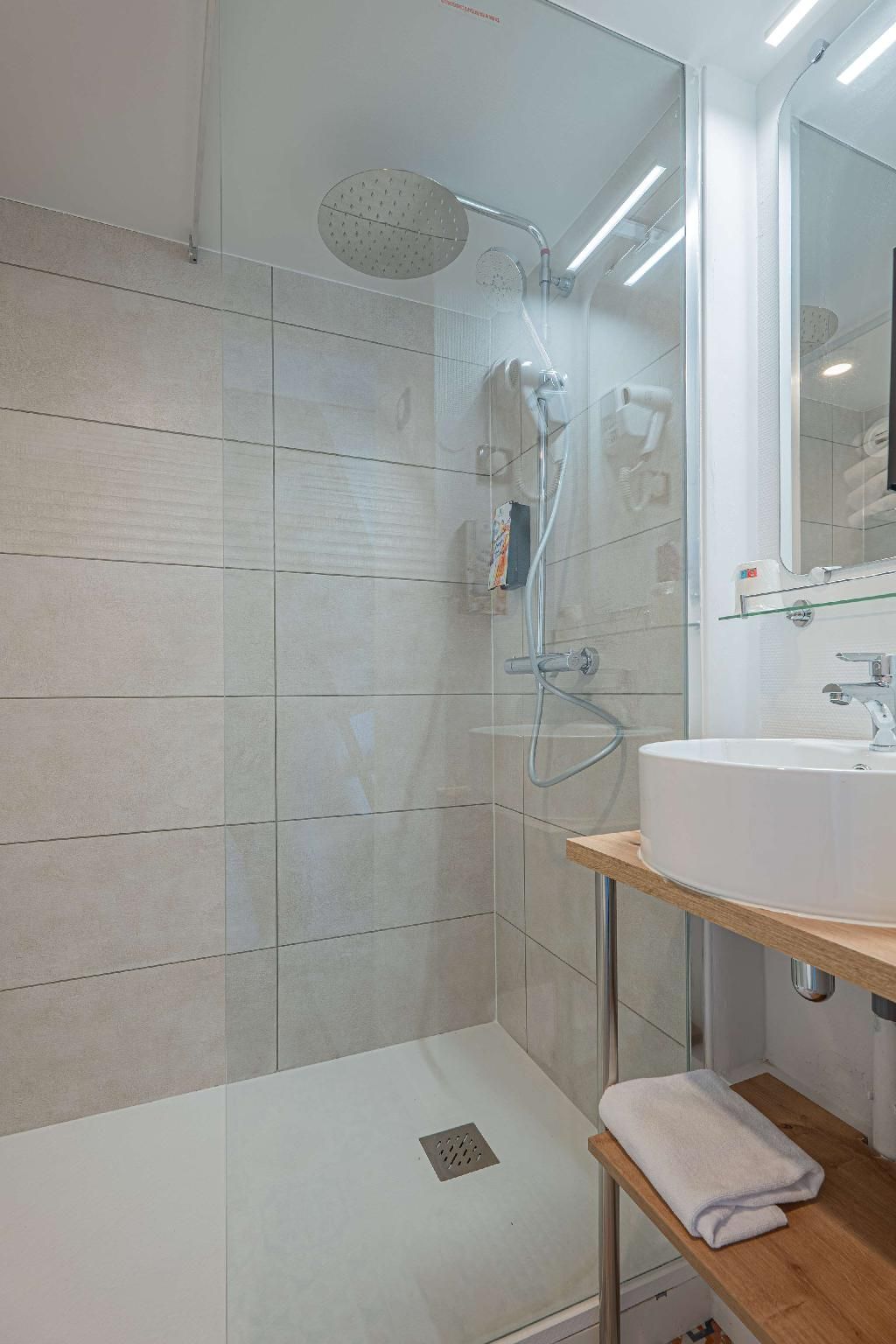 Sure Hotel by Best Western Mougins Belvedere 1 Queen And 1 Single, Nonsmoking, Mezzanine, Standard Room 3