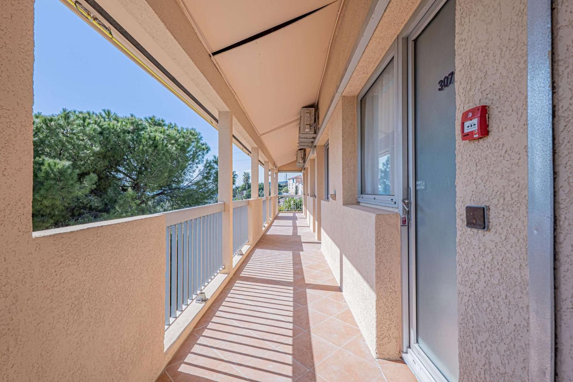 Sure Hotel by Best Western Mougins Belvedere 1 Queen Bed, Nonsmoking, Standard Room 2