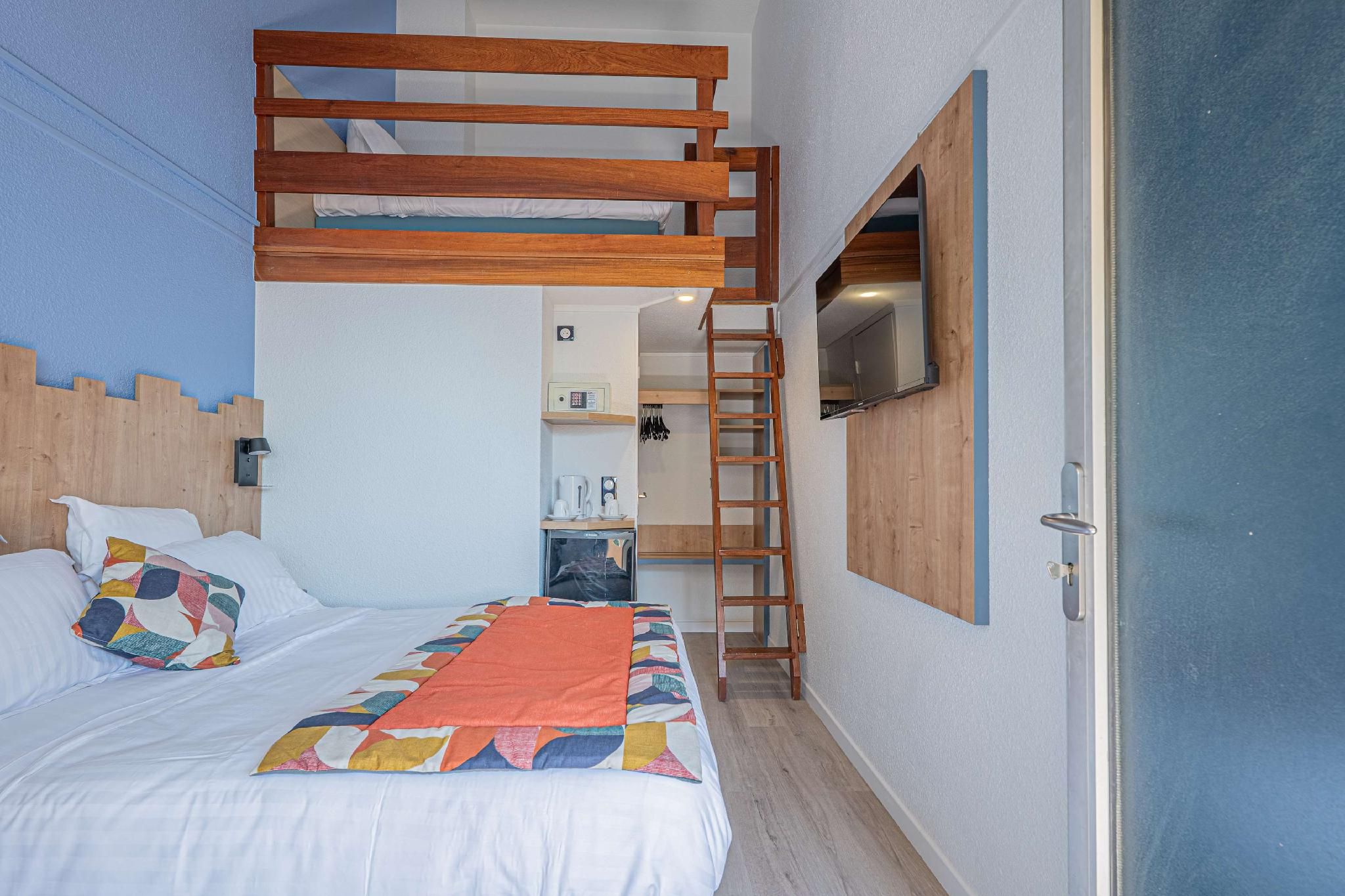 Sure Hotel by Best Western Mougins Belvedere 1 Queen And 1 Single, Nonsmoking, Mezzanine, Standard Room 2