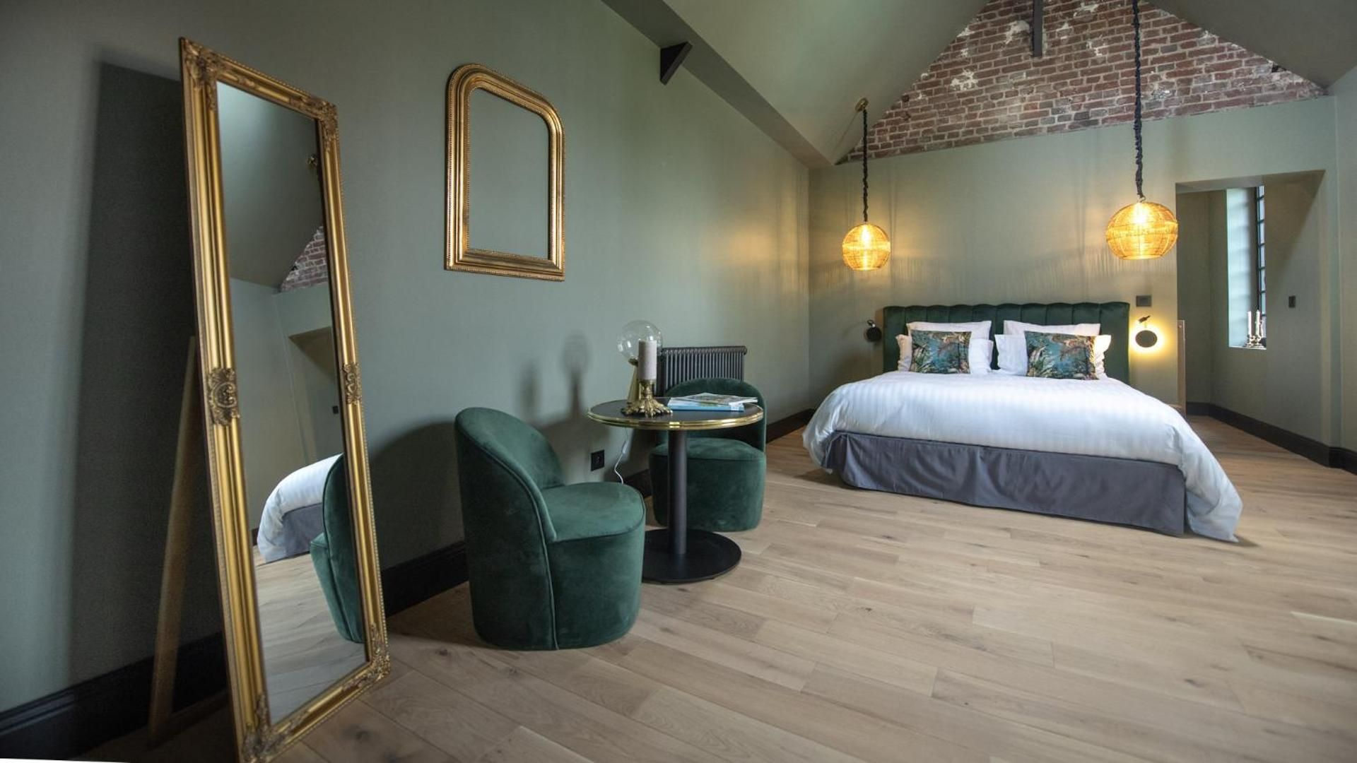 Queen Suite with Pool View
