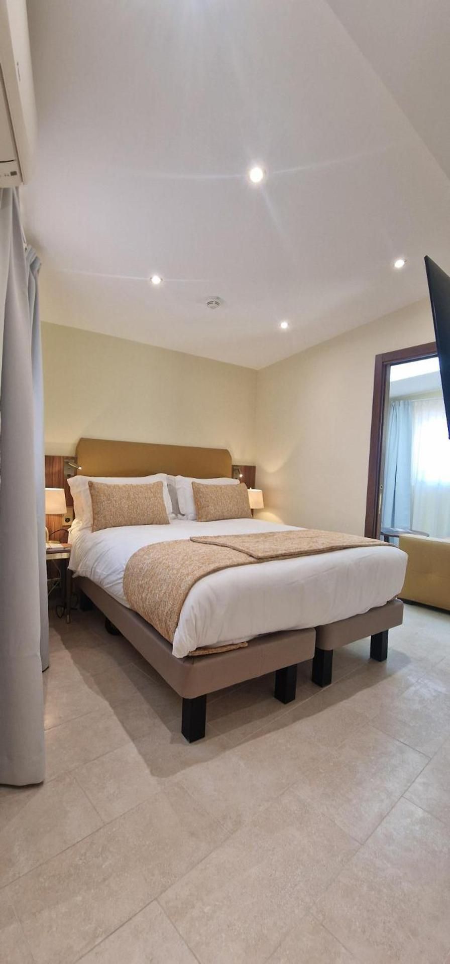 Hotel Acanthe One-Bedroom Apartment under the Roof