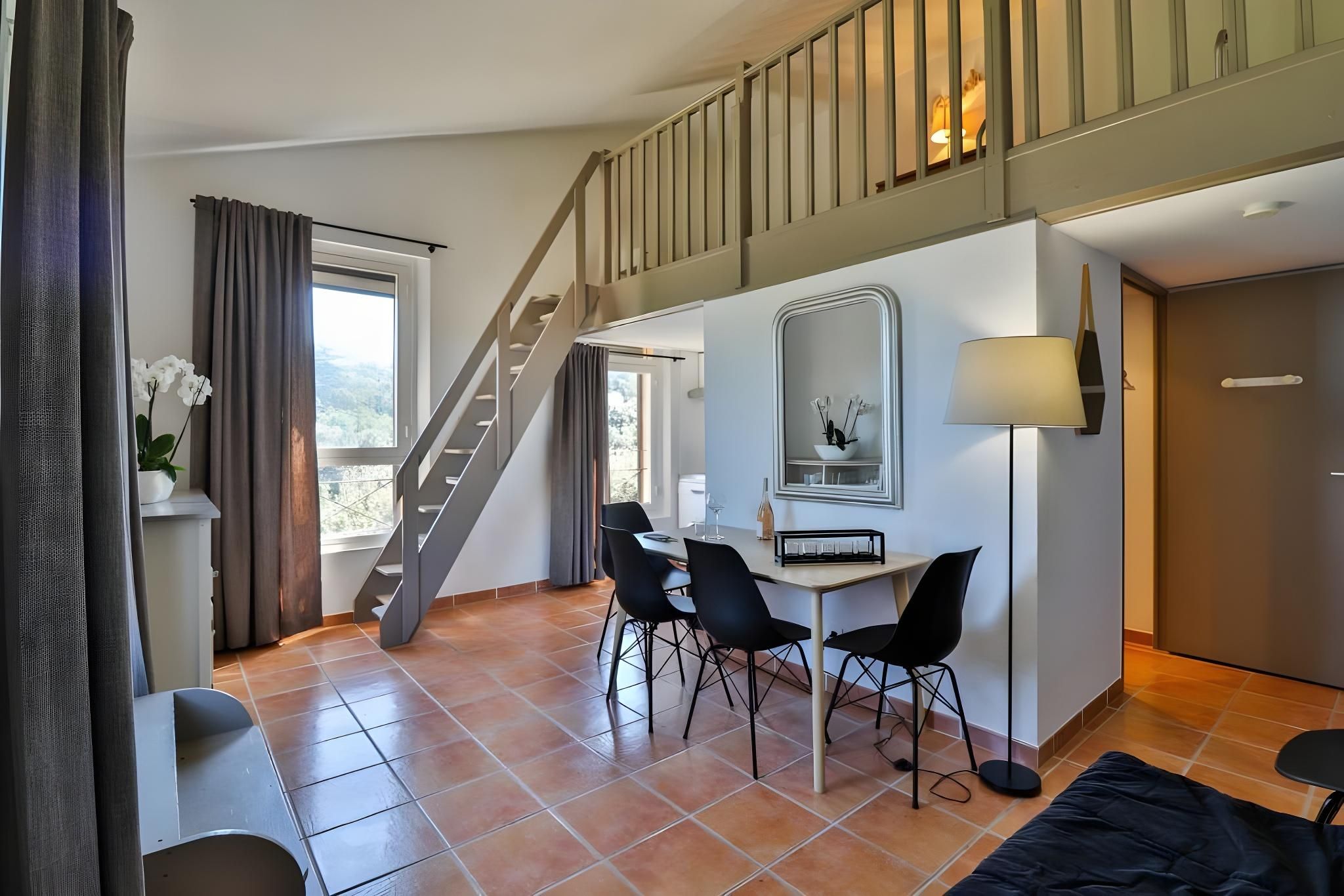 2-Bedroom Sea View Apartment for 4 People