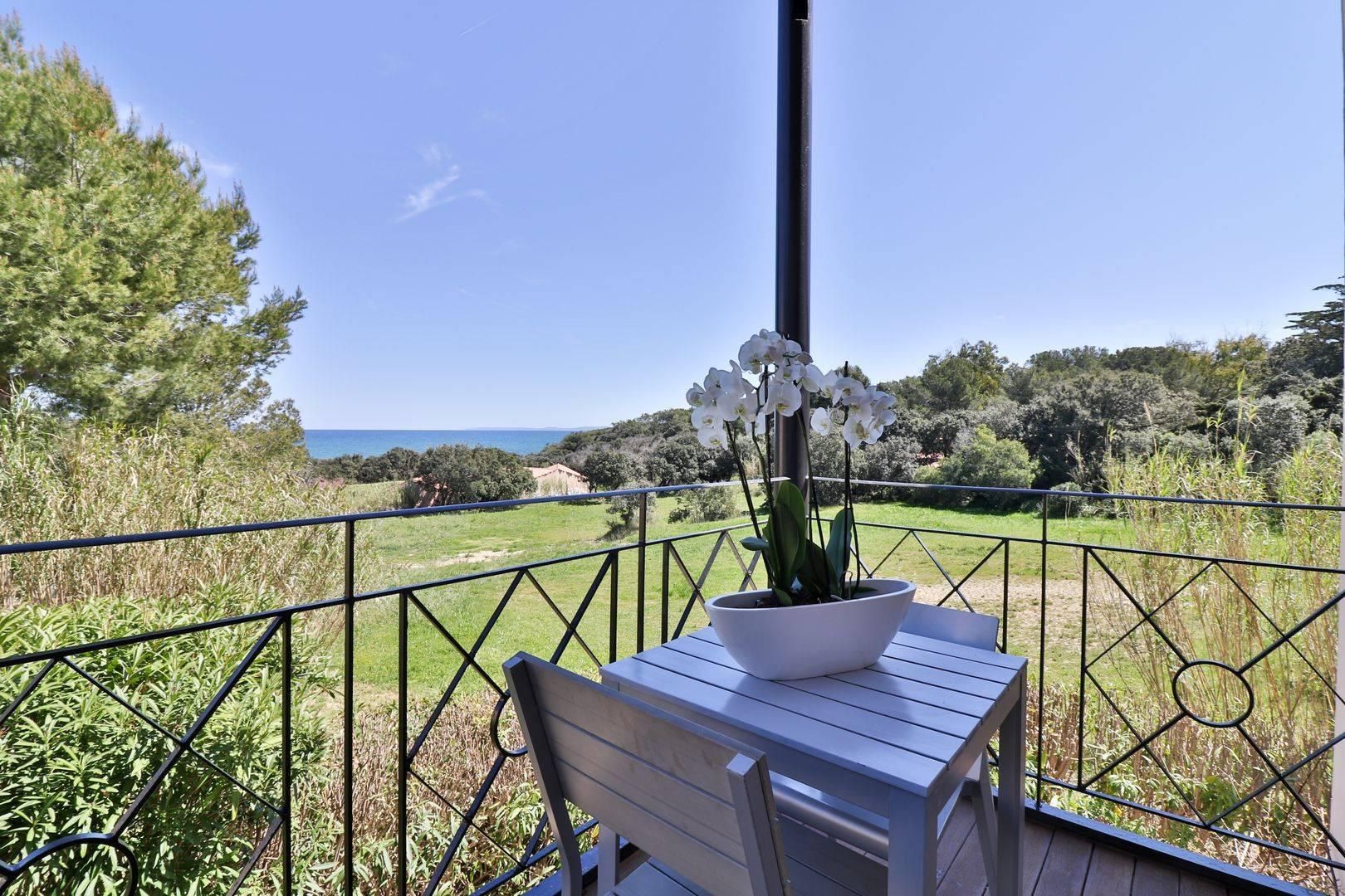 2-Bedroom Sea View Apartment for 4 People