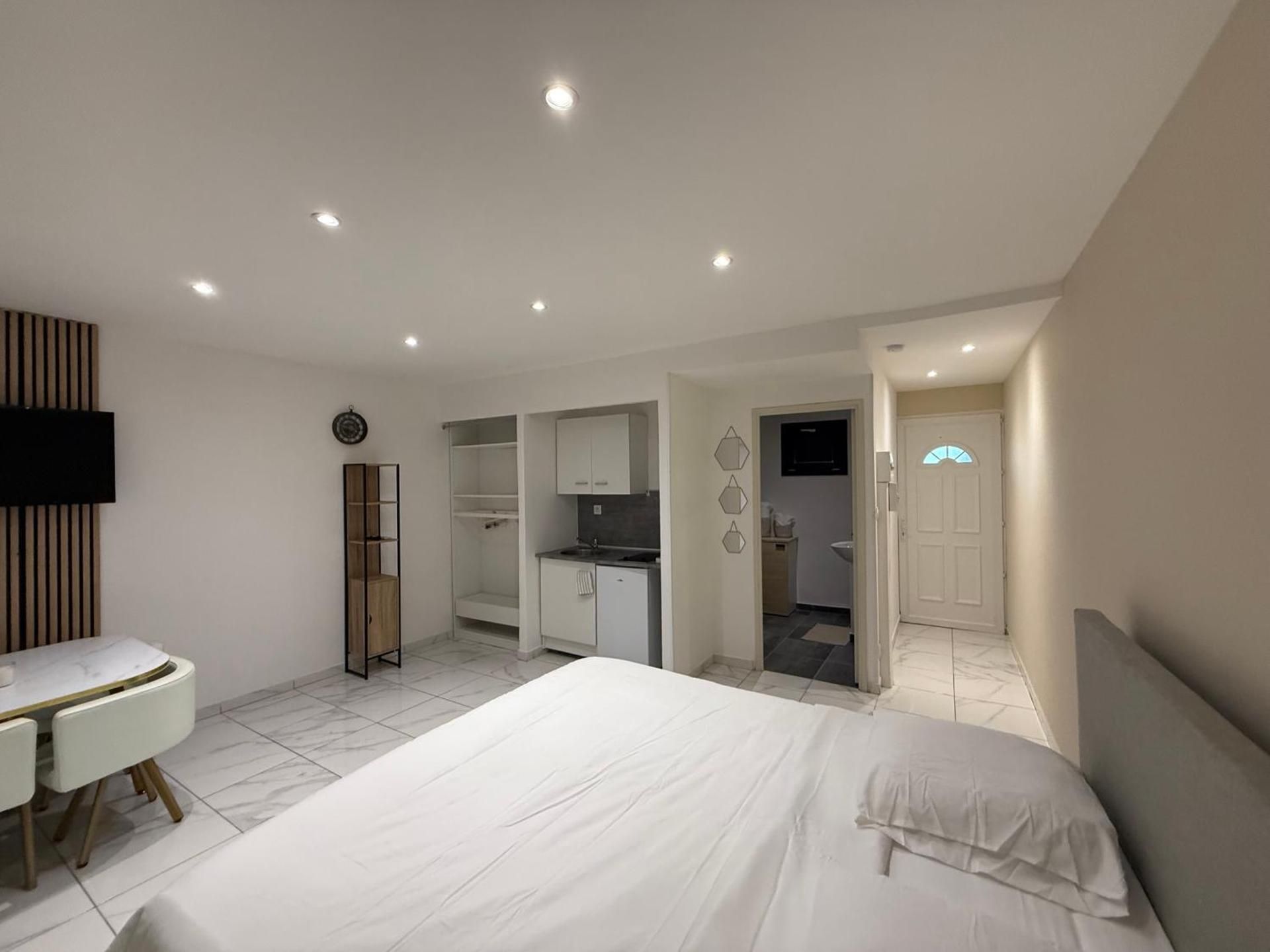One-Bedroom Deluxe Apartment