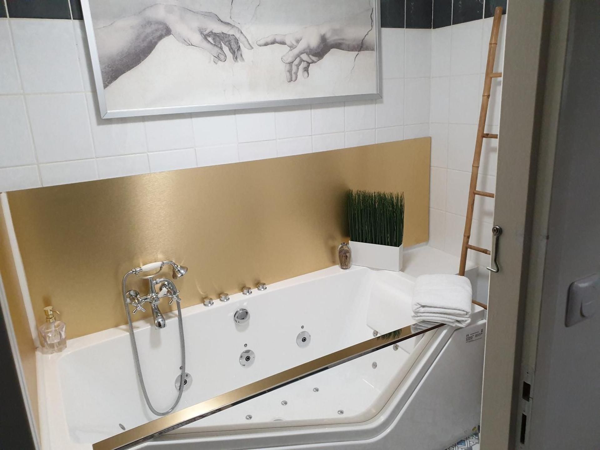 Deluxe Suite with Spa Bath