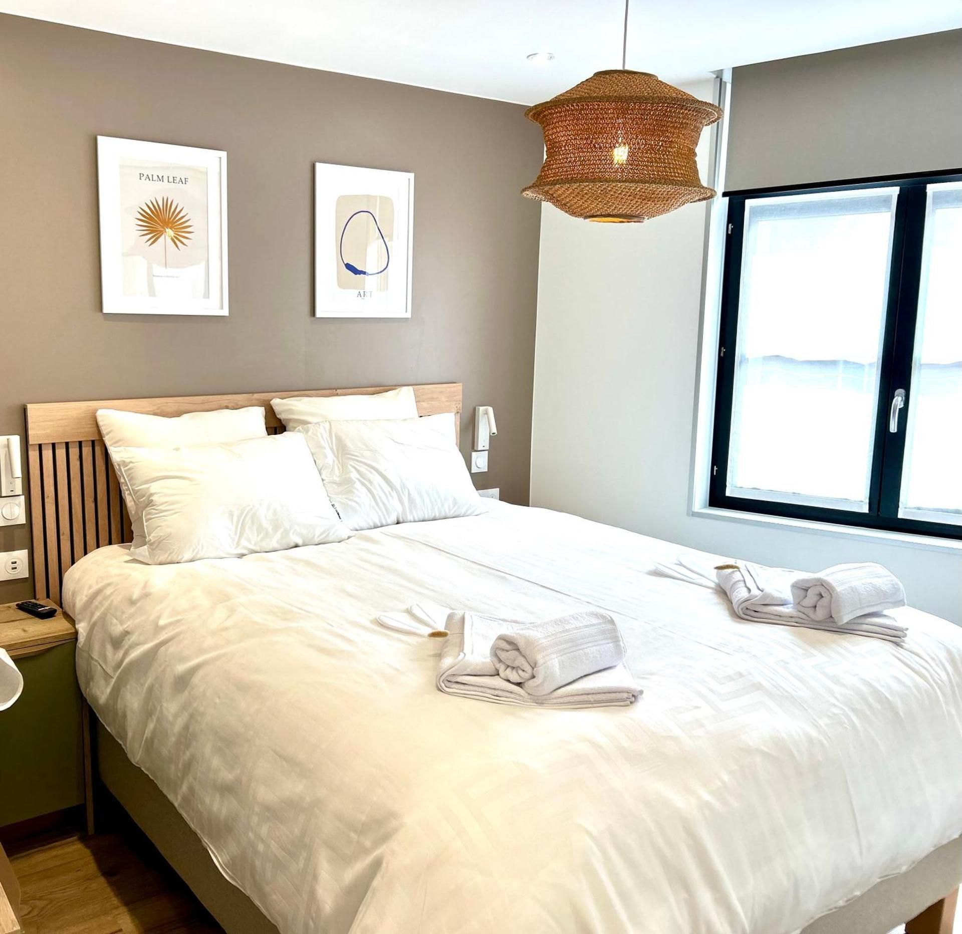 One-Bedroom Apartment with City View
