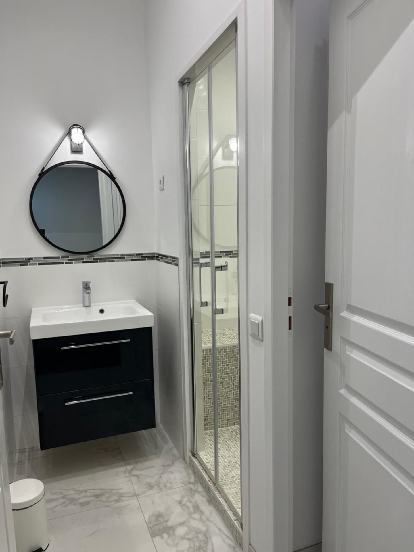 Deluxe One-Bedroom Apartment