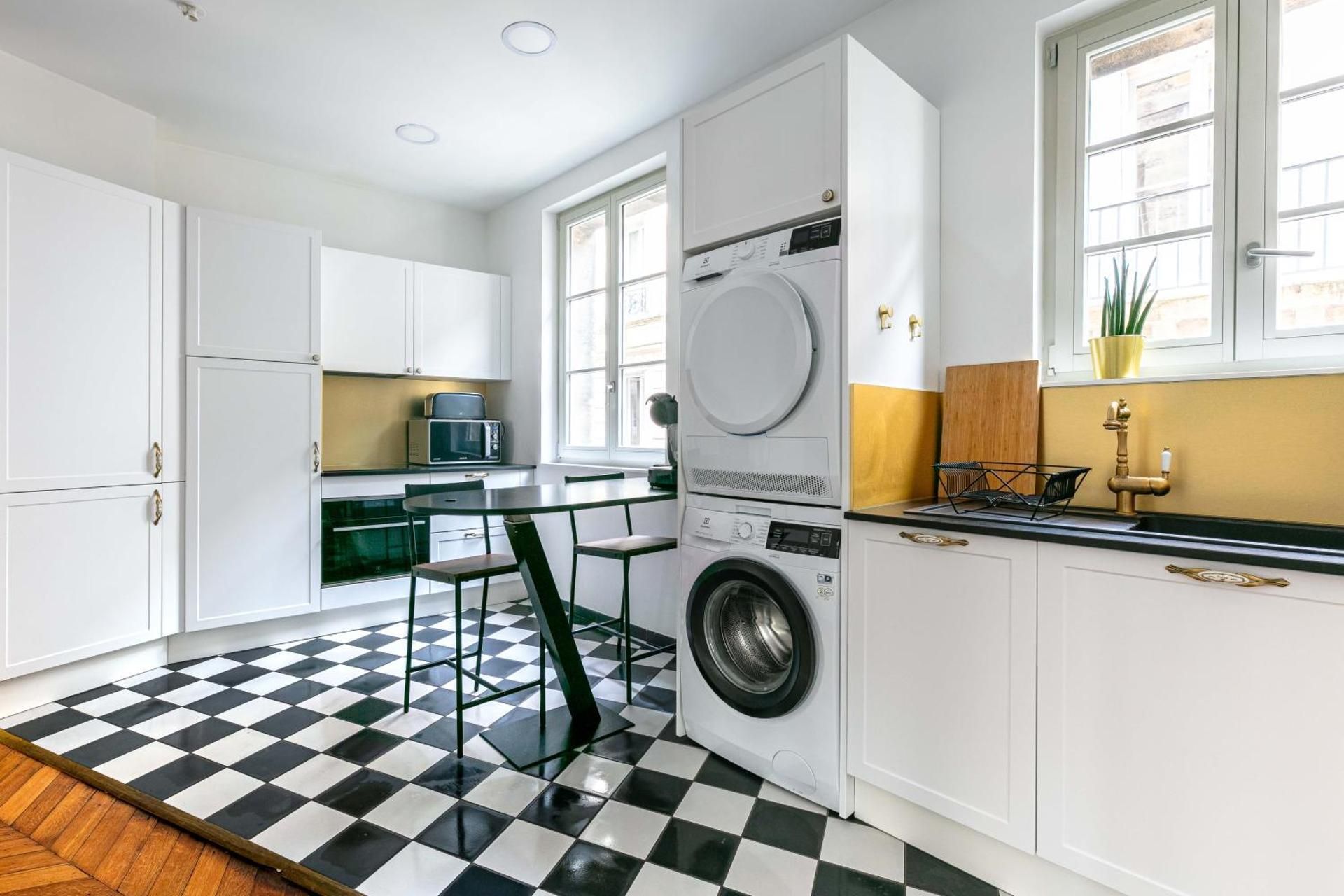 DELUXE APARTMENT