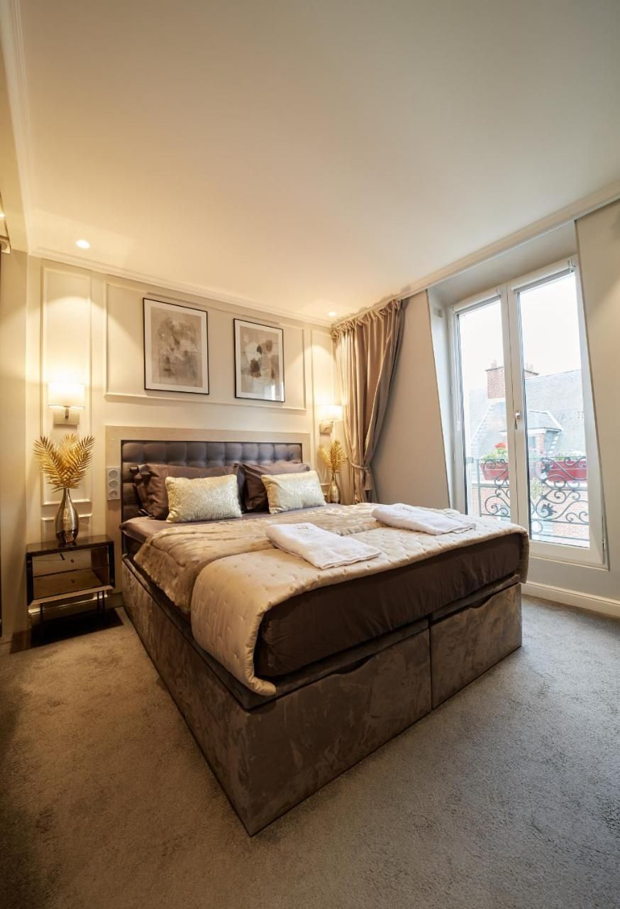 DELUXE APARTMENT