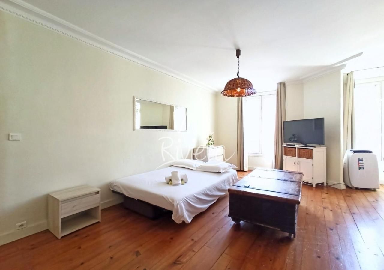 shared lounge/tv area