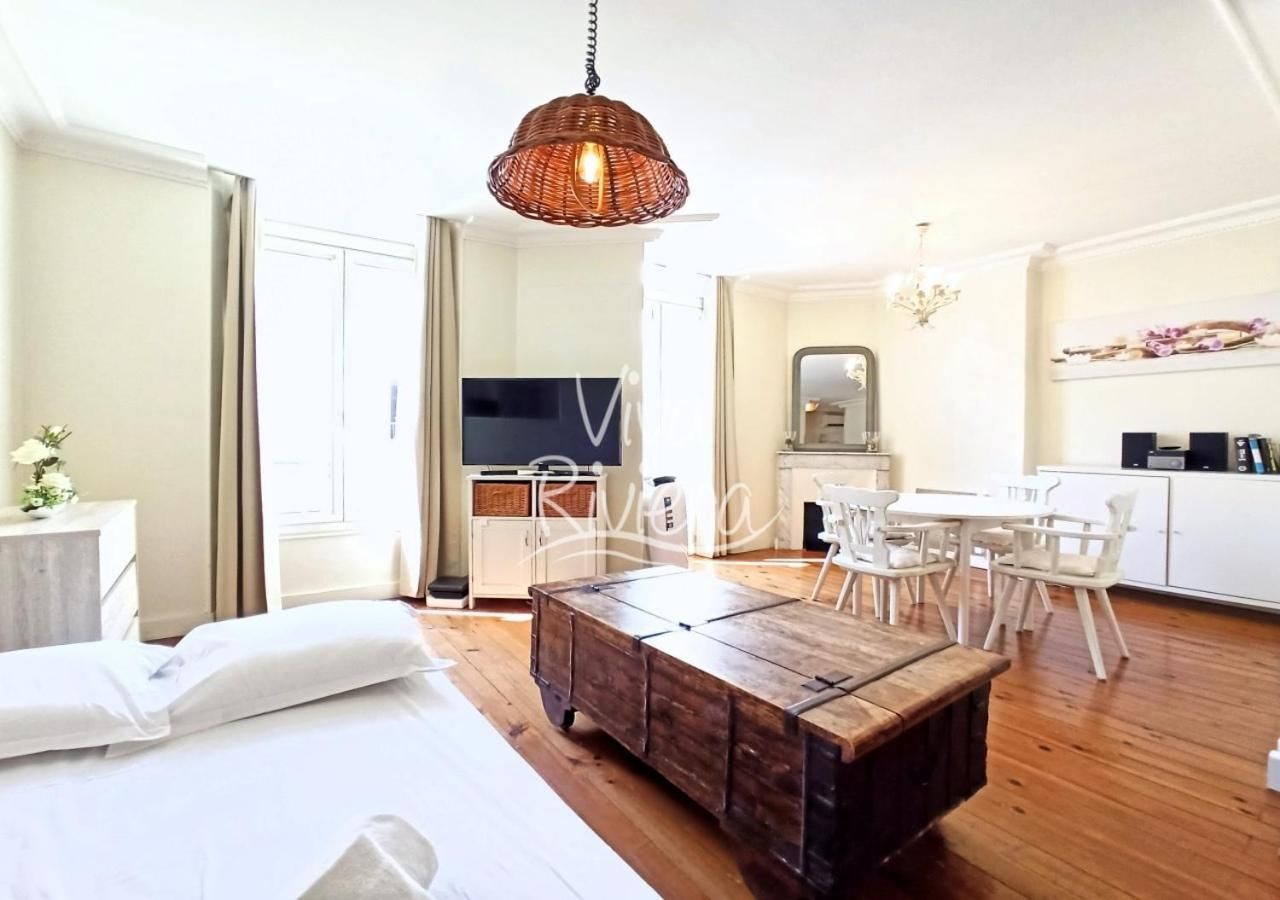 shared lounge/tv area