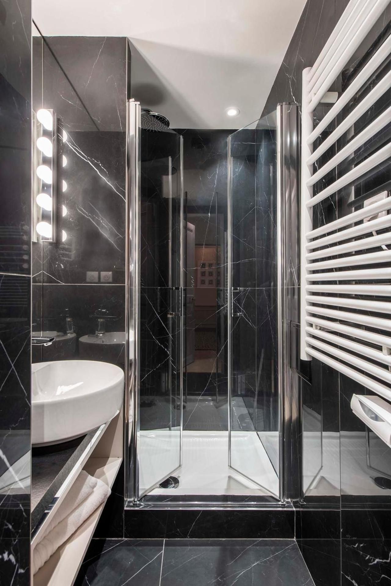 Deluxe King One-Bedroom with balcony GRENAT