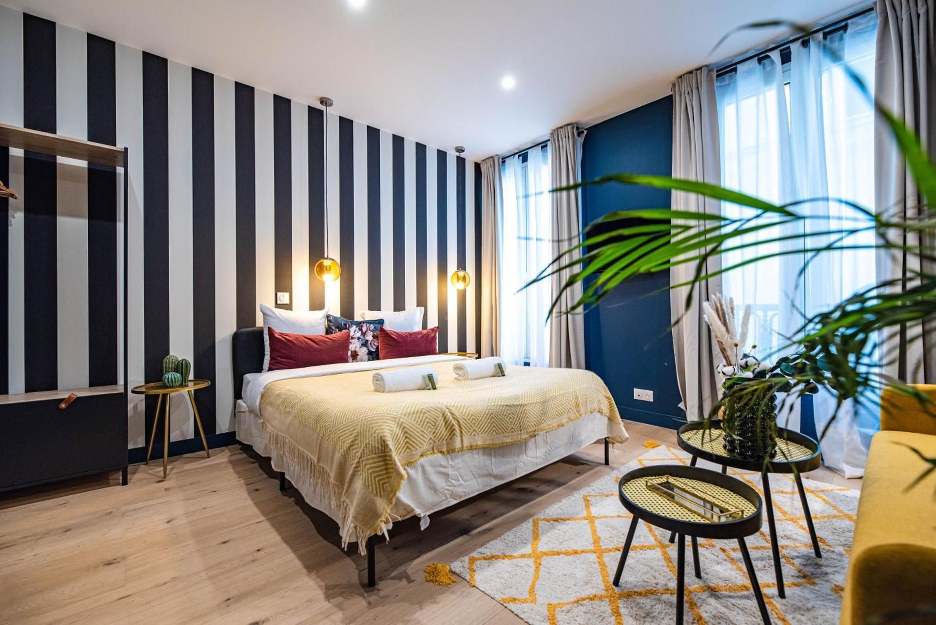 DELUXE APARTMENT