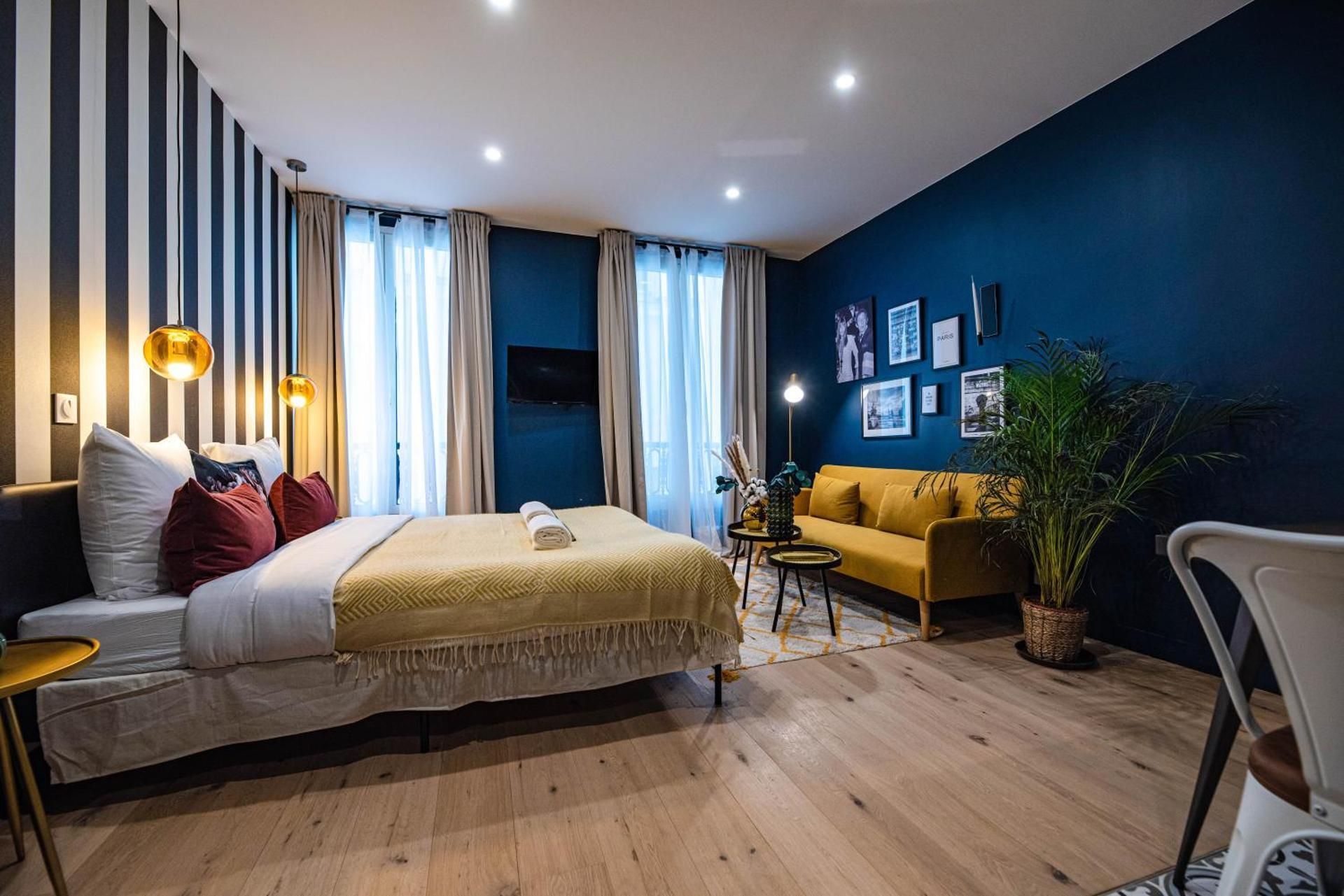DELUXE APARTMENT